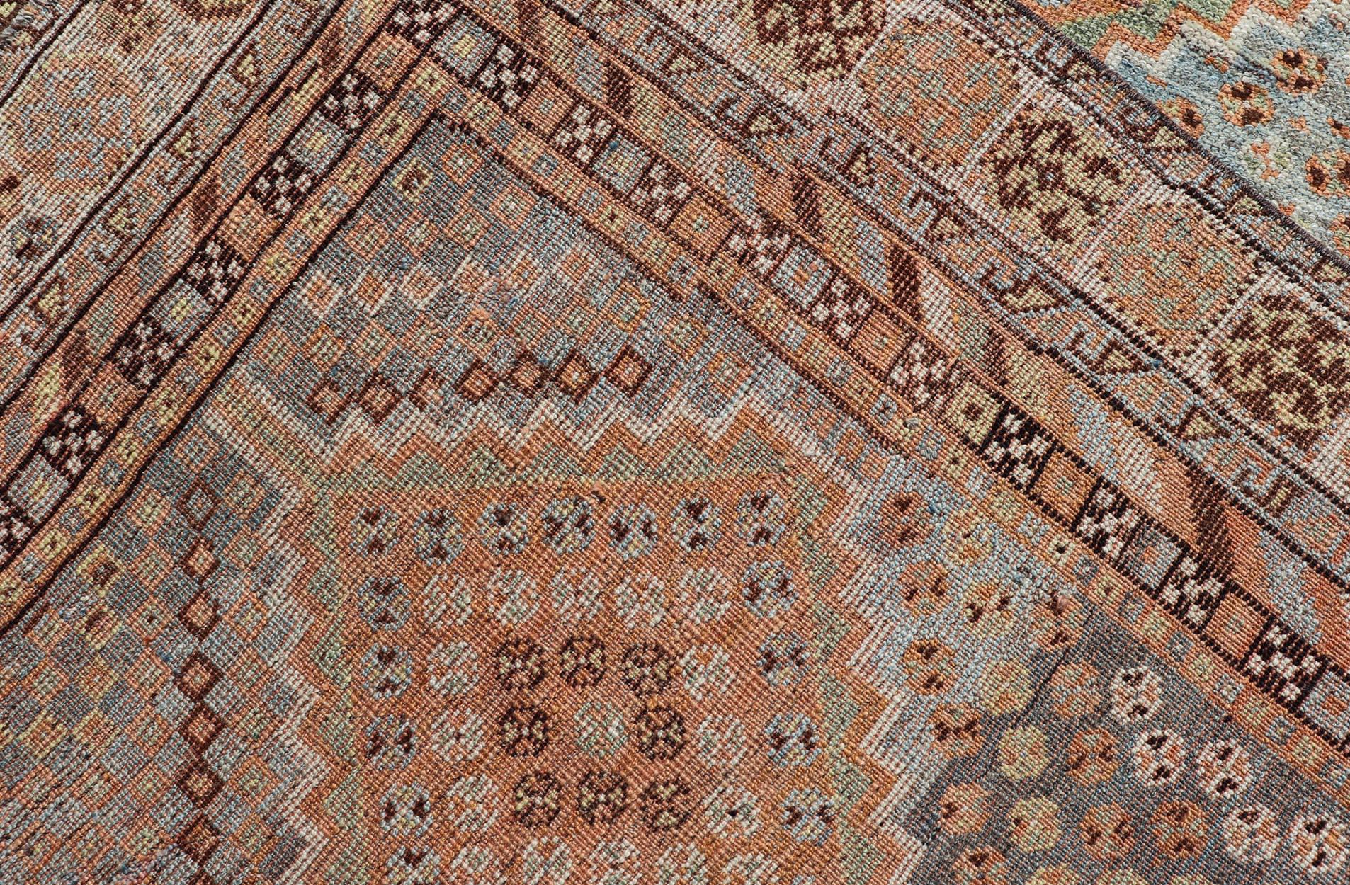 Ancien tapis persan Shiraz avec médaillons géométriques à motifs de diamants 4'7 x 8'0 en vente 2