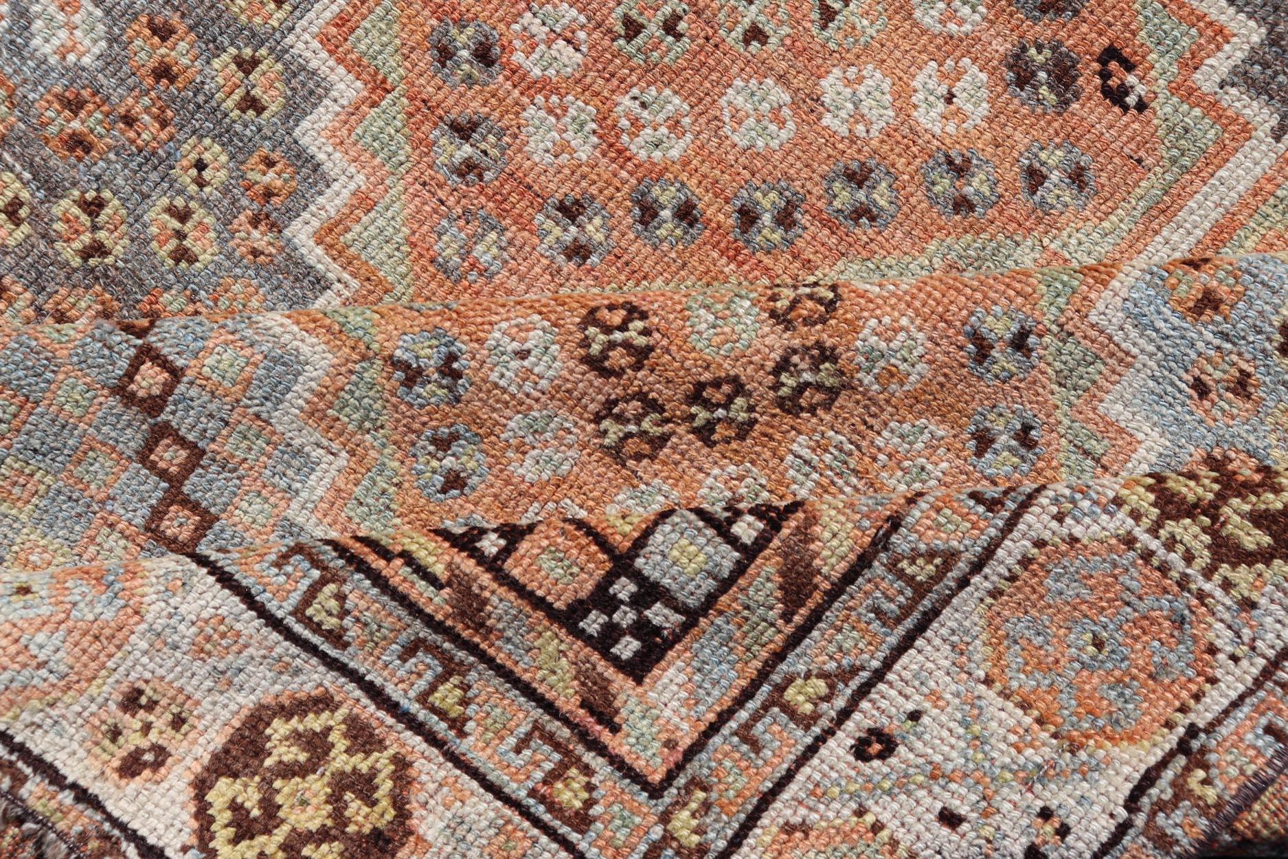 Ancien tapis persan Shiraz avec médaillons géométriques à motifs de diamants 4'7 x 8'0 en vente 3