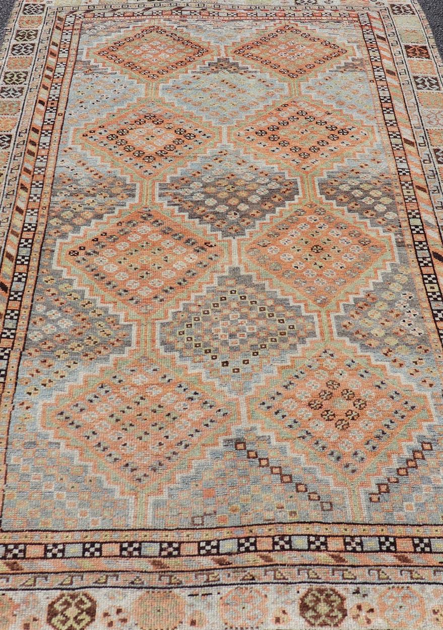Mesures : 4'7 x 8'0 
Keivan Woven Arts/ tapis/EMB-22249, pays d'origine / type : Iran / Shiraz, vers 1910. Ancien tapis persan Shiraz avec médaillons géométriques à motifs de diamants 4'7 x 8'0 

Cet exquis tapis ancien de Shiraz présente un