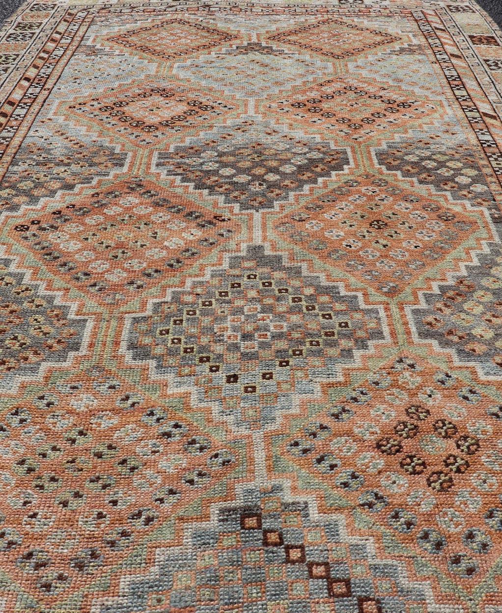 Tribal Ancien tapis persan Shiraz avec médaillons géométriques à motifs de diamants 4'7 x 8'0 en vente