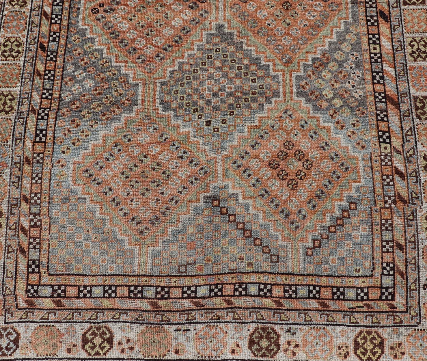 Perse Ancien tapis persan Shiraz avec médaillons géométriques à motifs de diamants 4'7 x 8'0 en vente