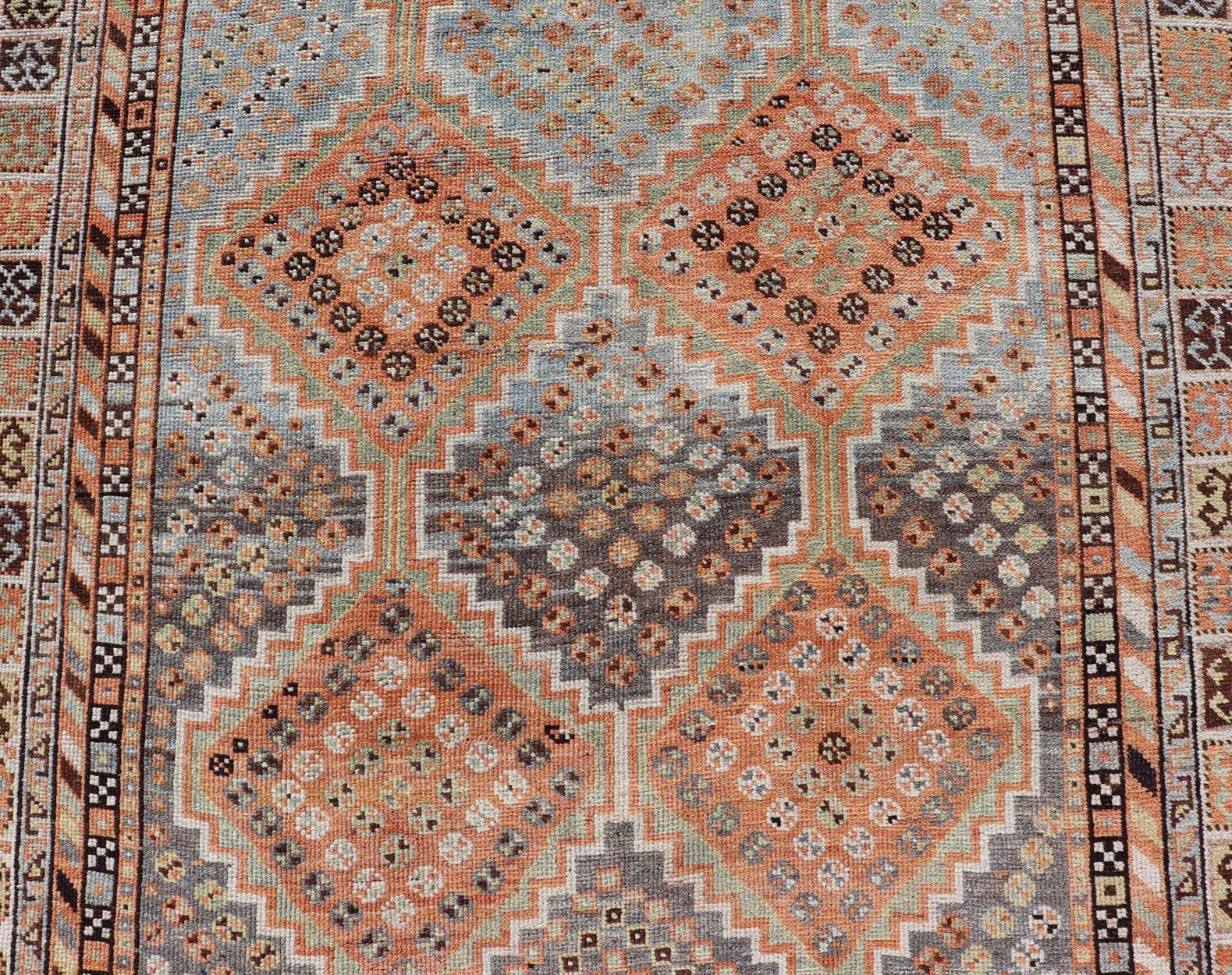 Noué à la main Ancien tapis persan Shiraz avec médaillons géométriques à motifs de diamants 4'7 x 8'0 en vente