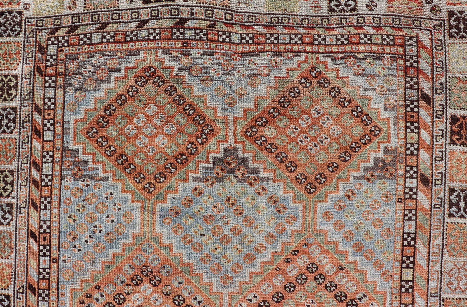 Ancien tapis persan Shiraz avec médaillons géométriques à motifs de diamants 4'7 x 8'0 Bon état - En vente à Atlanta, GA