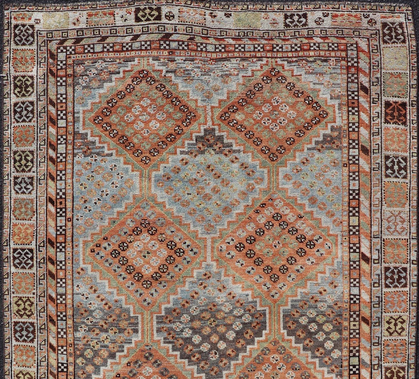 20ième siècle Ancien tapis persan Shiraz avec médaillons géométriques à motifs de diamants 4'7 x 8'0 en vente