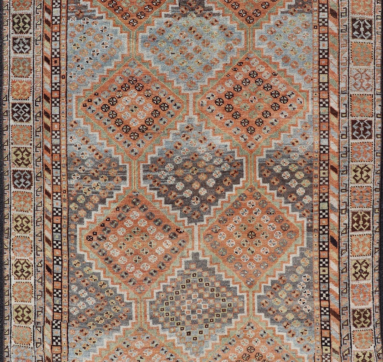 Laine Ancien tapis persan Shiraz avec médaillons géométriques à motifs de diamants 4'7 x 8'0 en vente