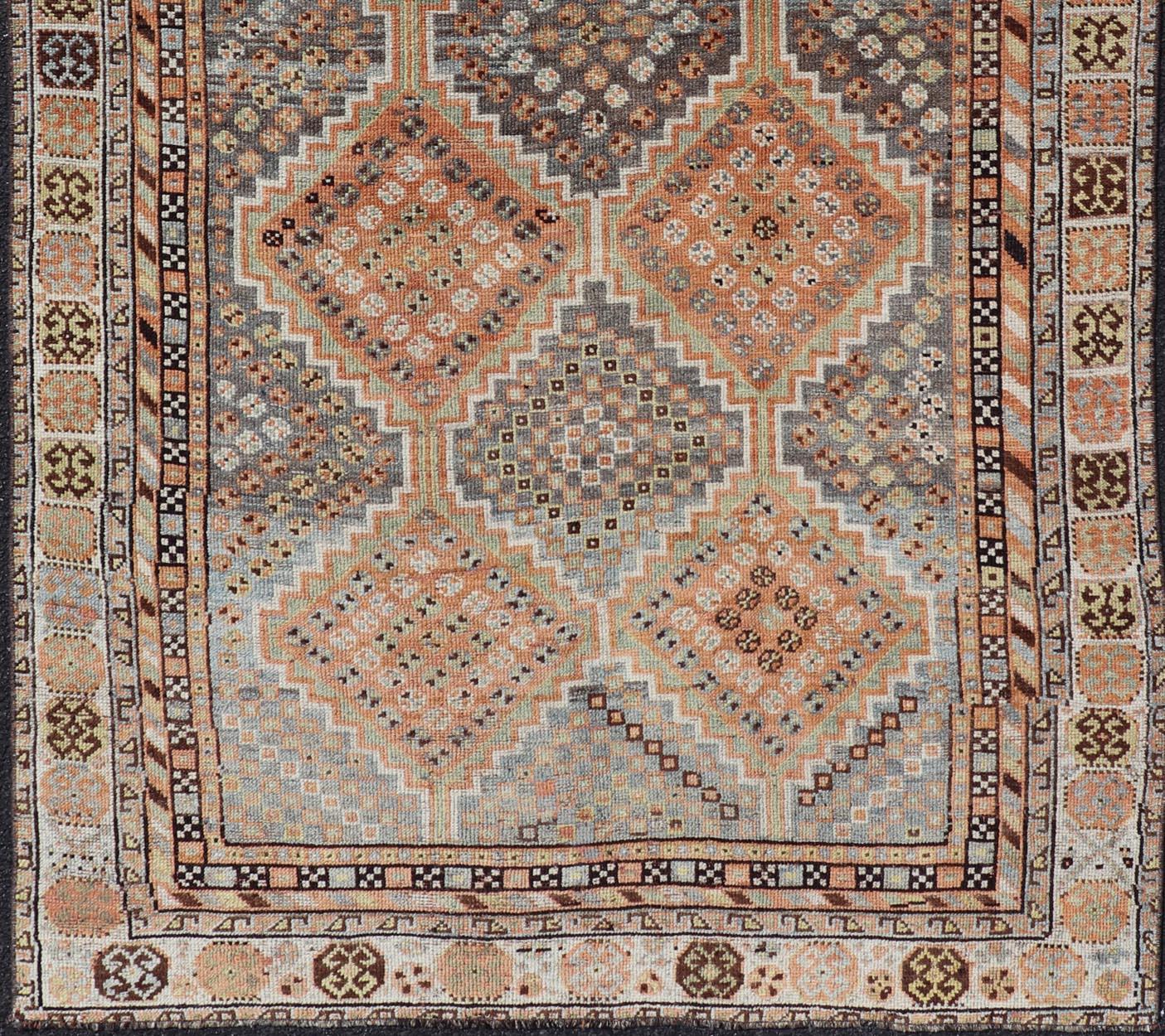 Ancien tapis persan Shiraz avec médaillons géométriques à motifs de diamants 4'7 x 8'0 en vente 1