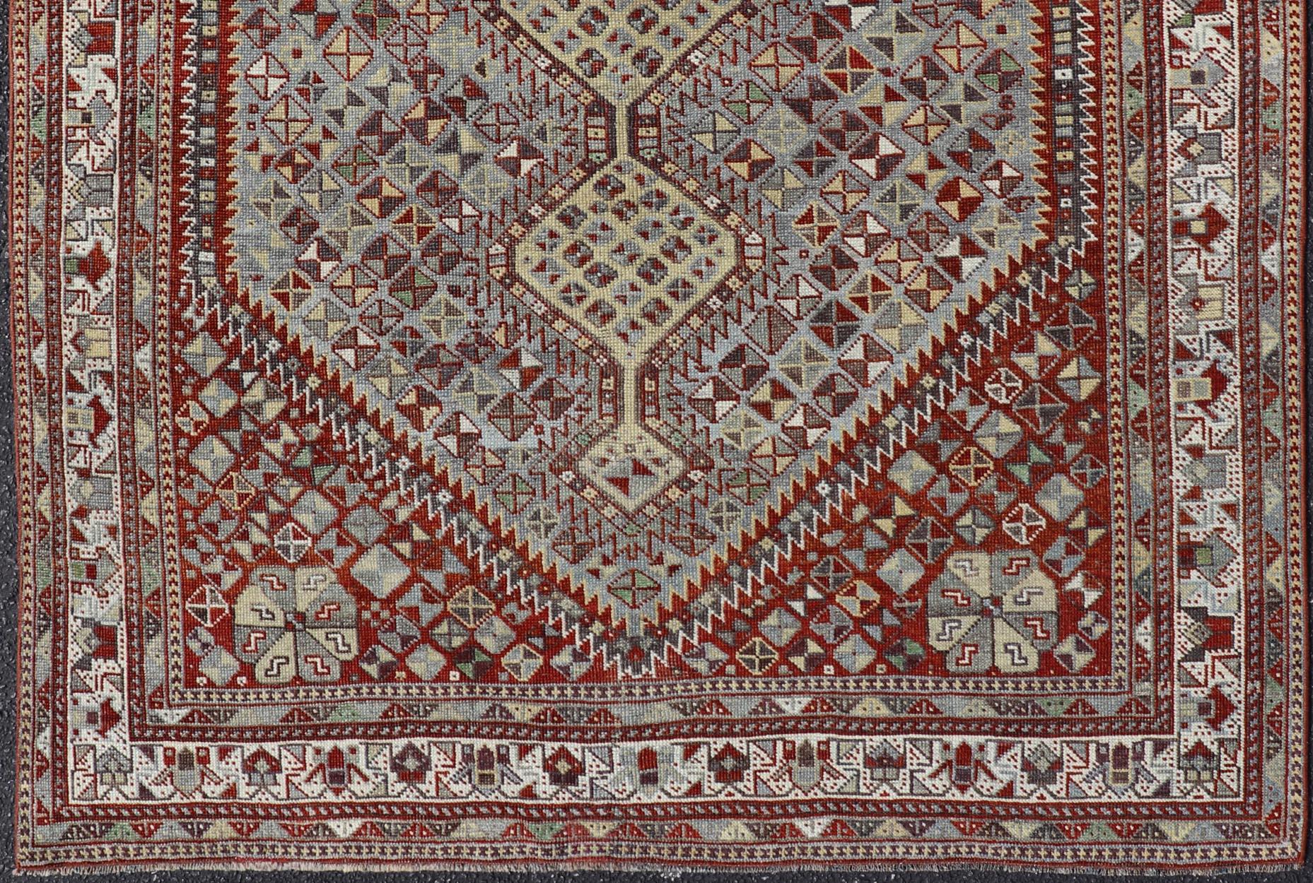 Antiker persischer Shiraz-Teppich mit geometrischem Stammesmuster 5'0