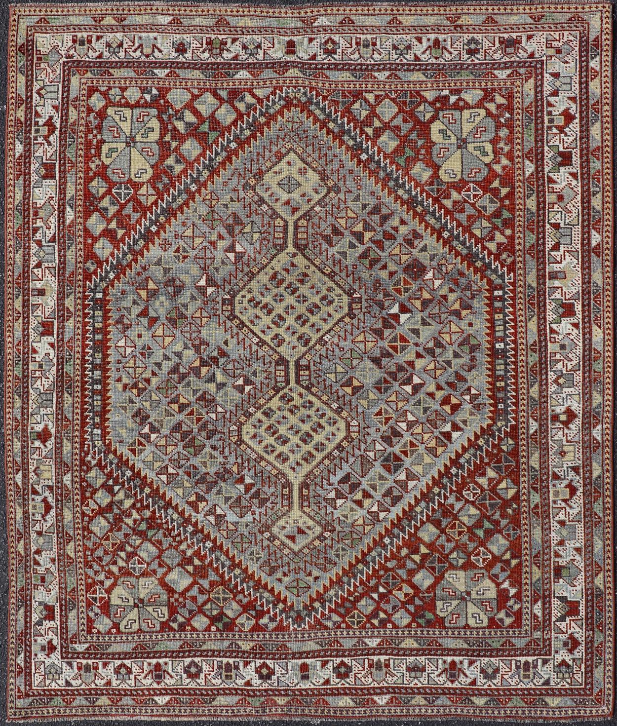 Maße: 5'0 x 6'1
Antiker persischer Shiraz-Teppich mit geometrischem Tribal-Design und reicher Farbpalette 5'0 X 6'1.  Keivan Woven Arts/ Teppich/EMB-22263, Herkunftsland / Art: Iran / Shiraz, um 1920.

Dieser antike persische Shiraz-Teppich ist ein