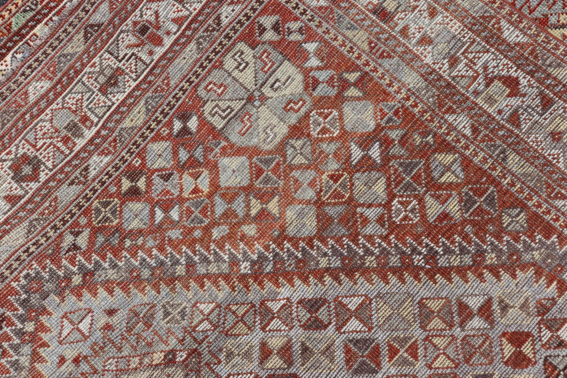 Antiker persischer Shiraz-Teppich mit geometrischem Stammesmuster 5'0