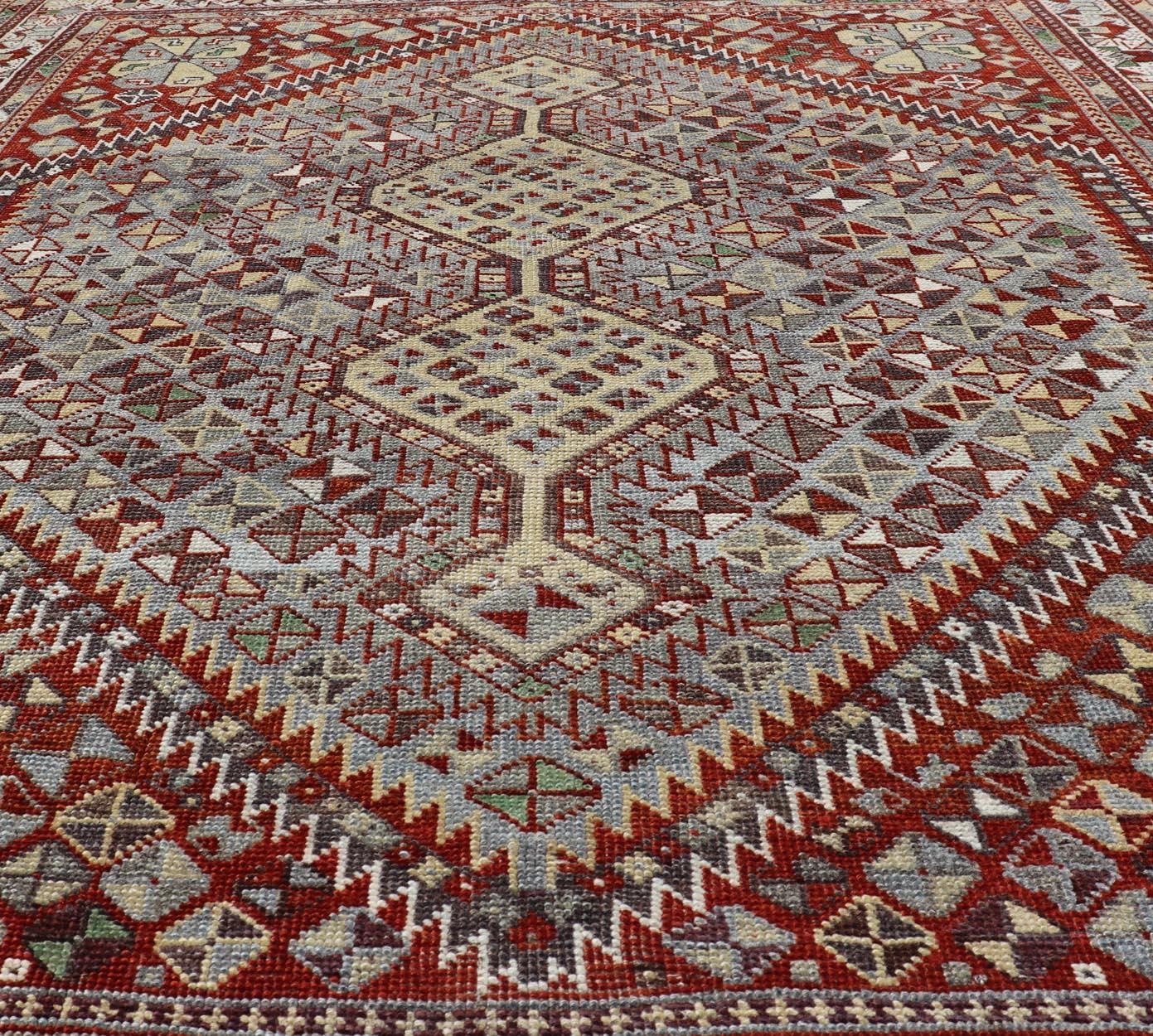Antiker persischer Shiraz-Teppich mit geometrischem Stammesmuster 5'0