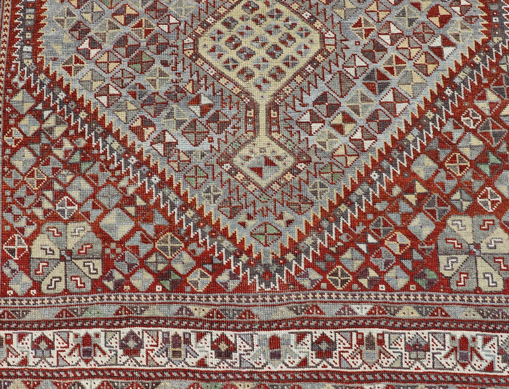 Antiker persischer Shiraz-Teppich mit geometrischem Stammesmuster 5'0