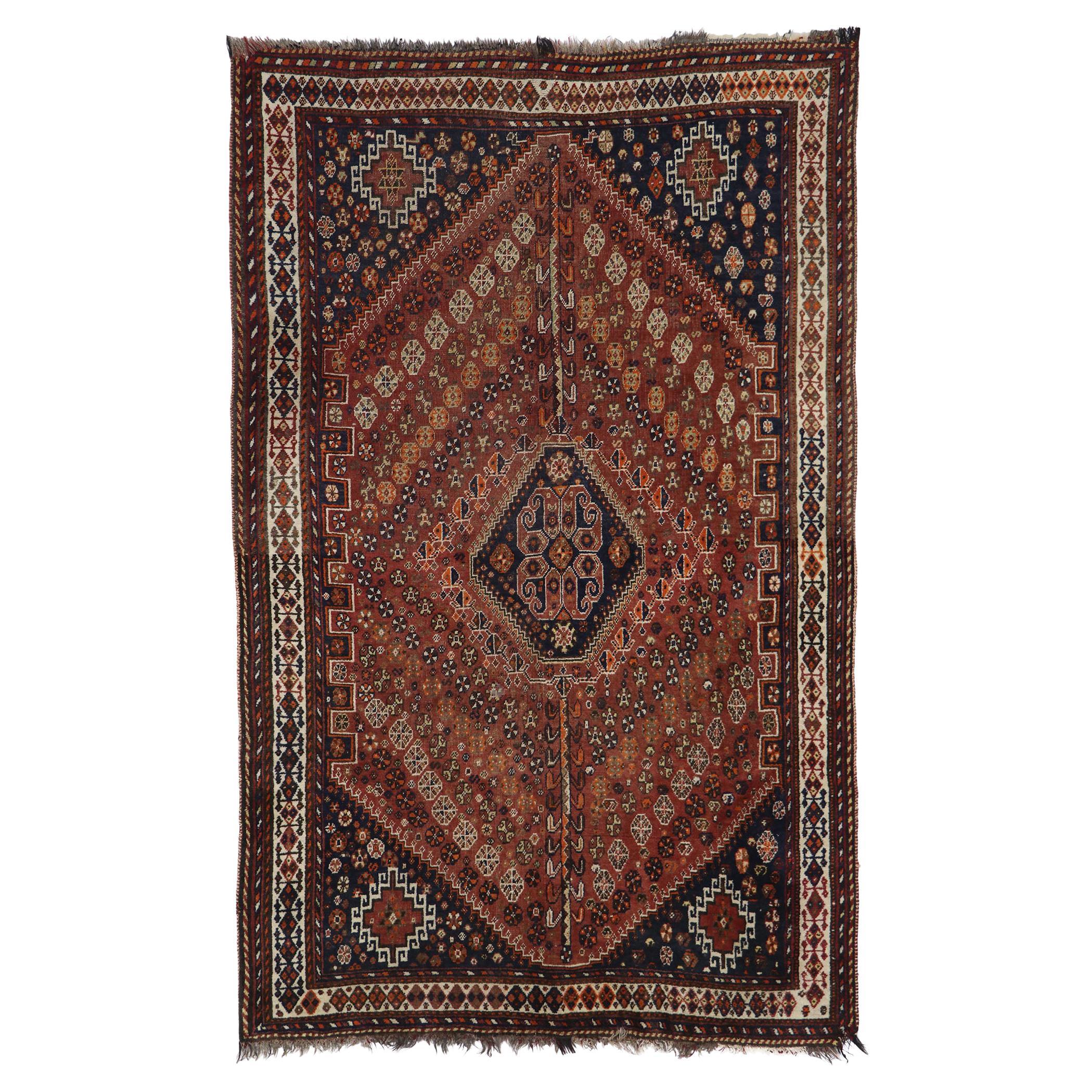 Tapis persan antique Shiraz avec style tribal moderne de l'époque médiévale