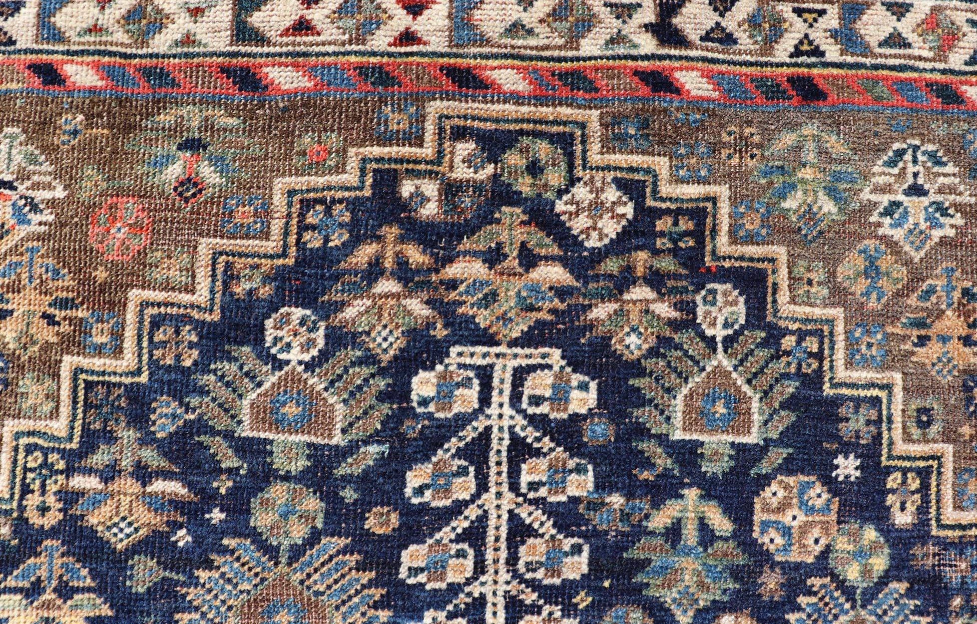 Maße: 3'6 x 5'4
Antike persische Shiraz Teppich mit reichen Stammes-Motiven und Medaillon 3'6 x 5'4.  Keivan Woven Arts / Teppich / EMB-22282 Herkunftsland / Art: Iran / Schiraz 

Der antike persische Shiraz-Teppich ist ein beeindruckendes Beispiel