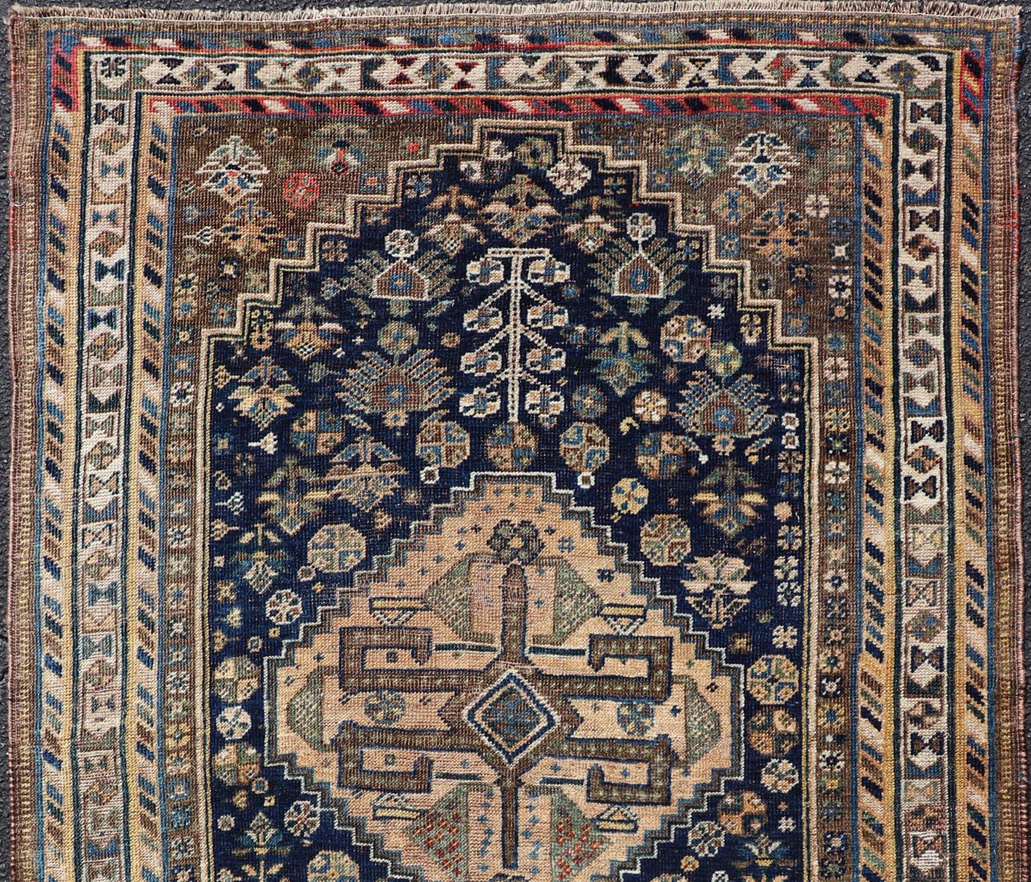 Antiker persischer Shiraz-Teppich mit reichen Stammesmotiven und Medaillon 3'6 x 5'4 (Stammeskunst) im Angebot