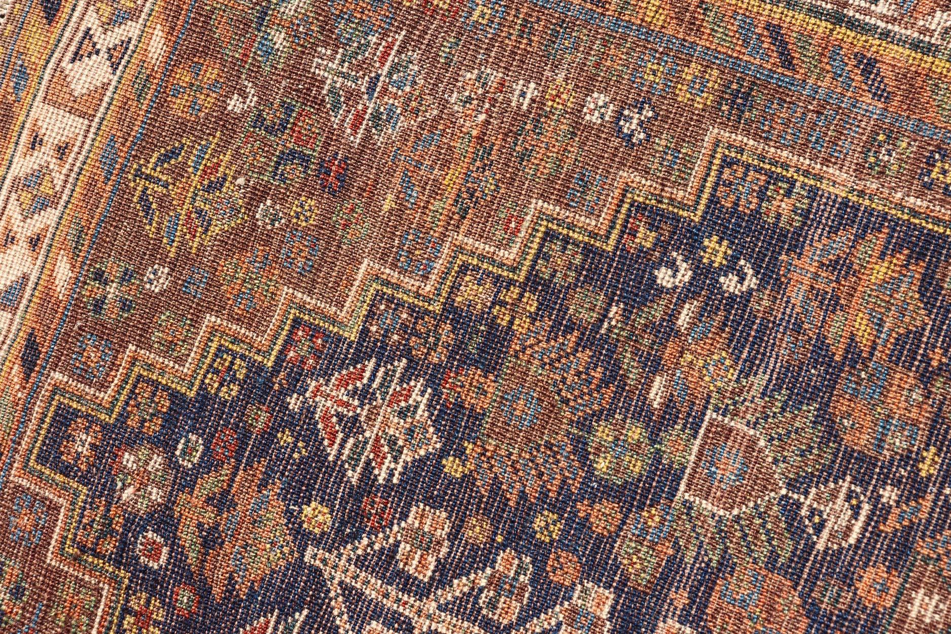 Antiker persischer Shiraz-Teppich mit reichen Stammesmotiven und Medaillon 3'6 x 5'4 im Zustand „Gut“ im Angebot in Atlanta, GA