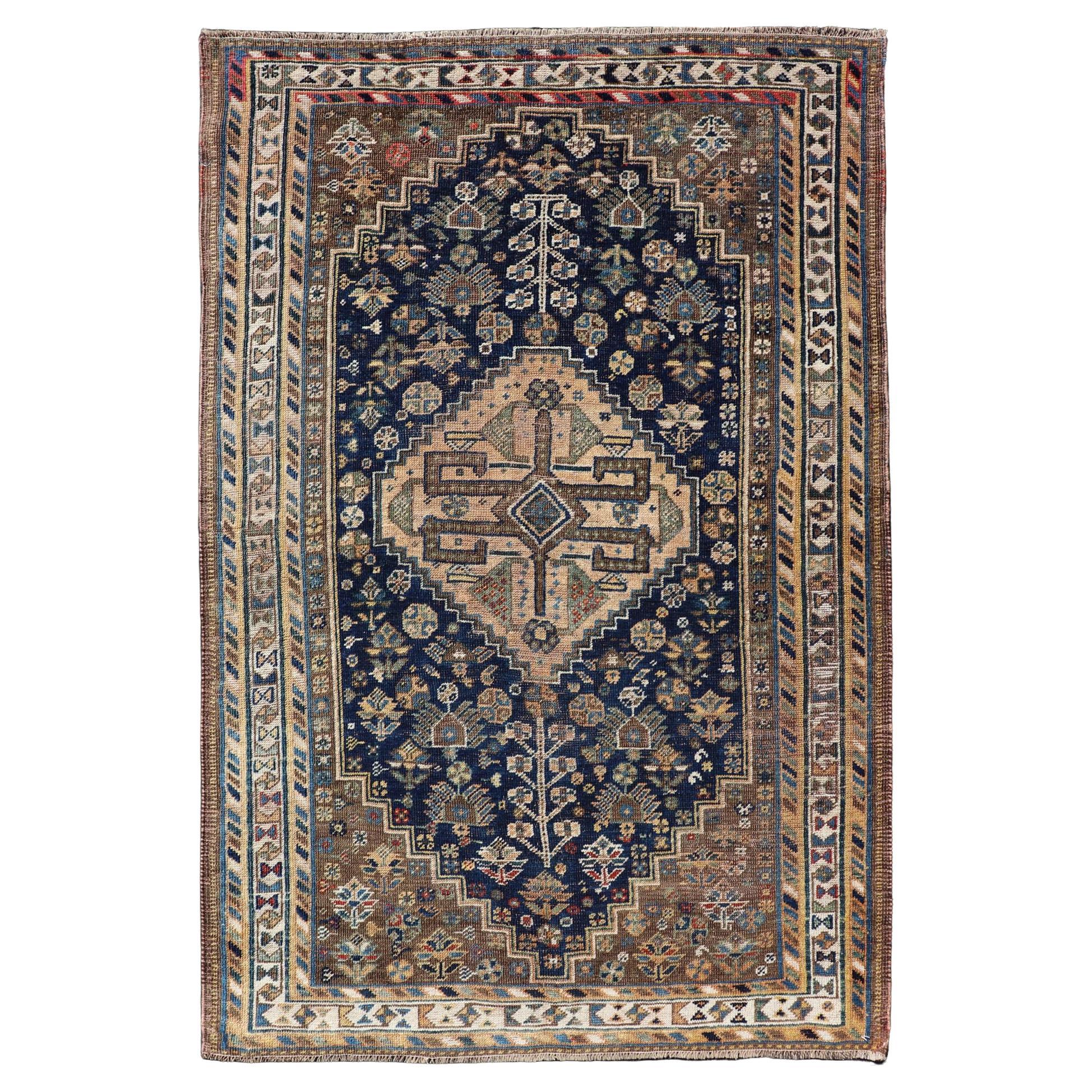 Antiker persischer Shiraz-Teppich mit reichen Stammesmotiven und Medaillon 3'6 x 5'4