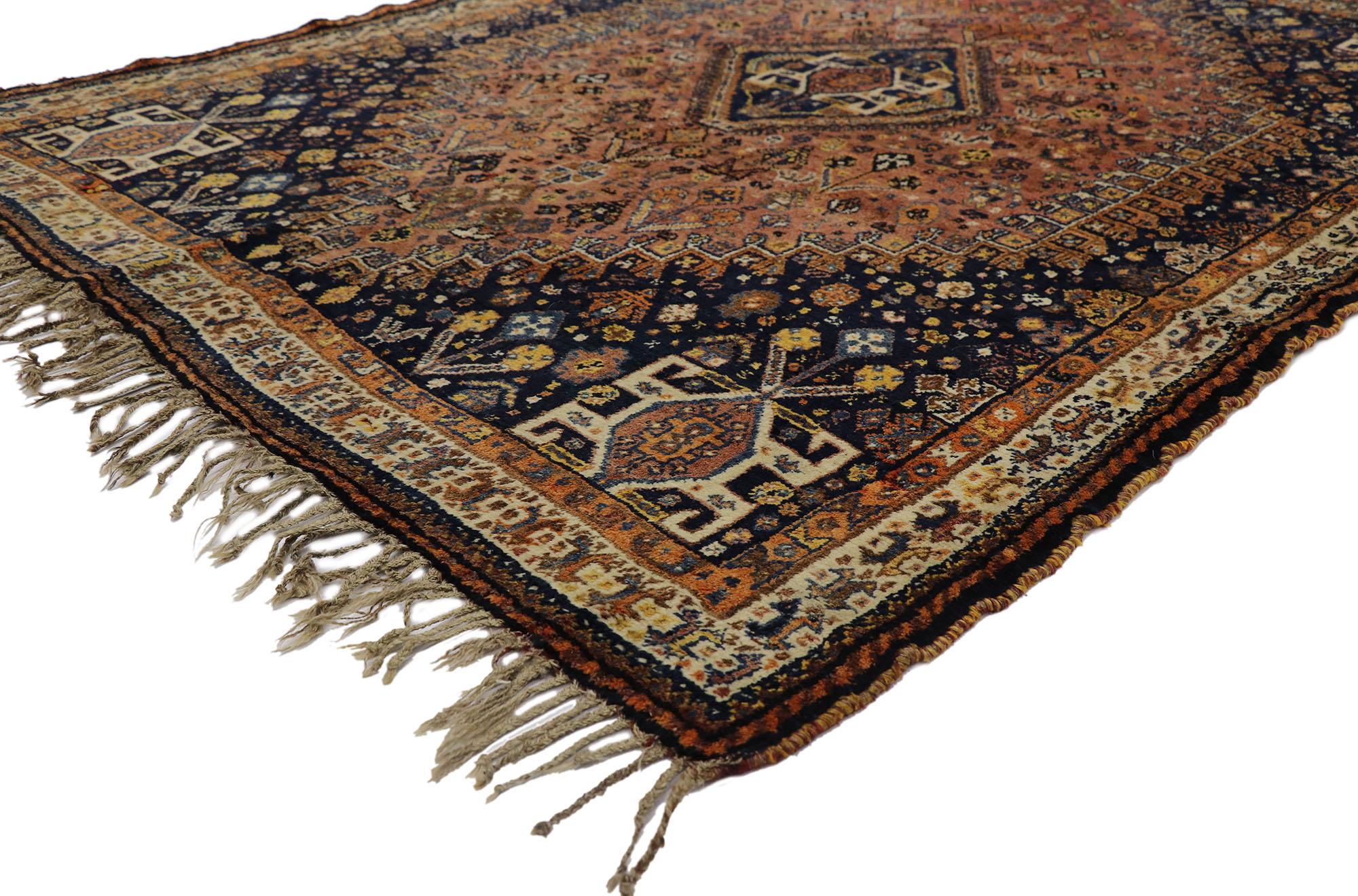 21686 Antiker persischer Shiraz-Teppich mit Tribal-Stil 05'01 x 06'08. Mit seiner rustikalen Sensibilität und seinem Stammesstil verleiht dieser handgeknüpfte antike persische Shiraz-Teppich aus Wolle einen kuratierten Used-Look, der sich zeitlos