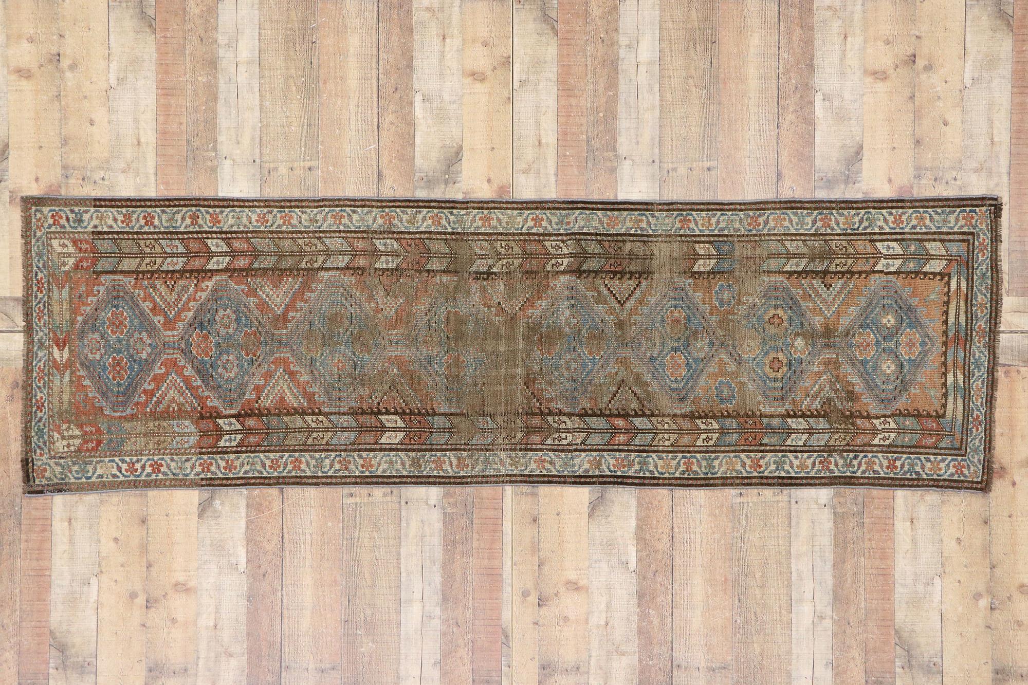 Laine Tapis de couloir persan ancien Shiraz de style tribal rustique en vente