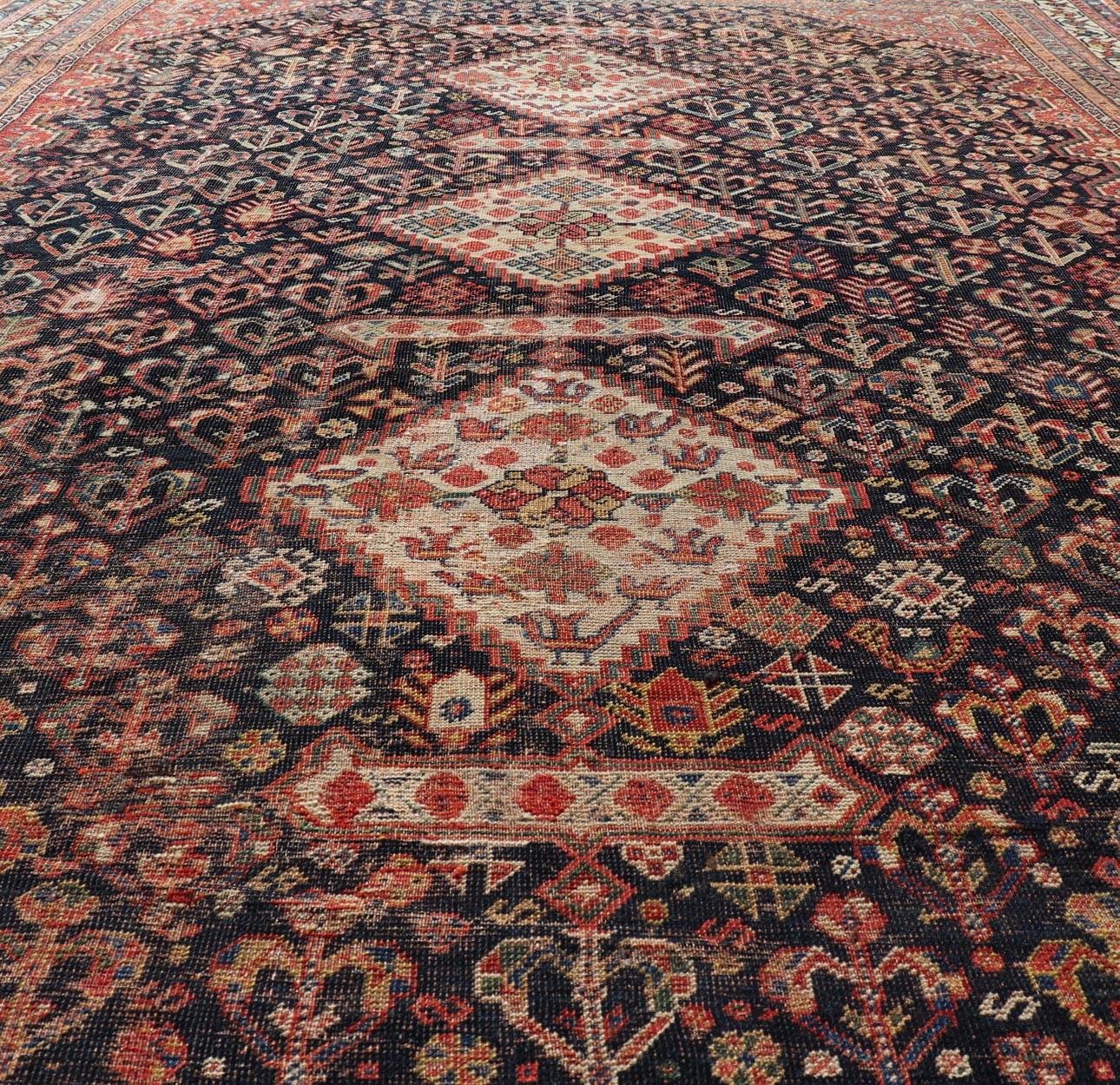 Shiraz persan ancien avec médaillon et design complexe   7'1 X 9'9 en vente 2