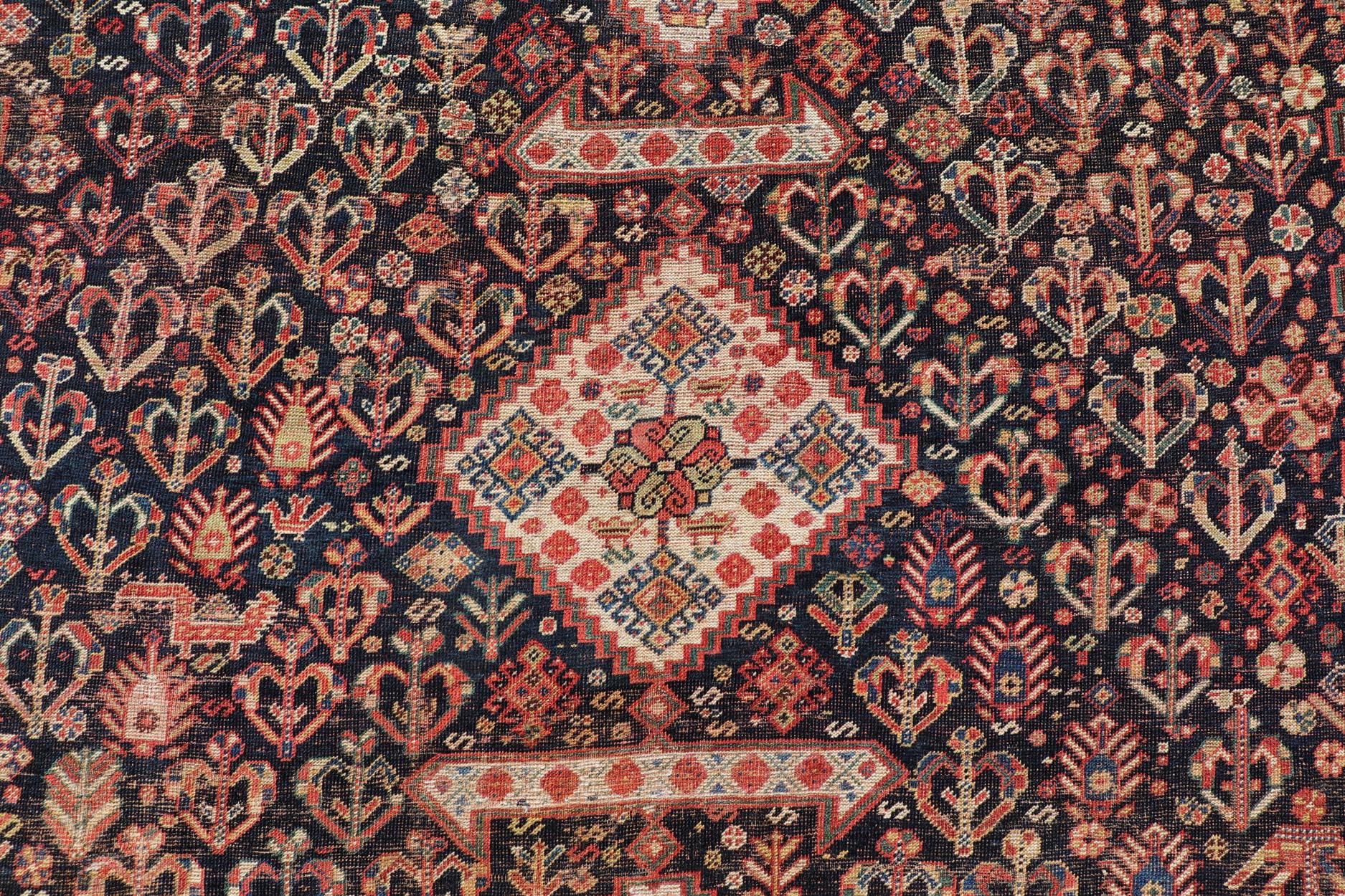 Shiraz persan ancien avec médaillon et design complexe   7'1 X 9'9 en vente 3
