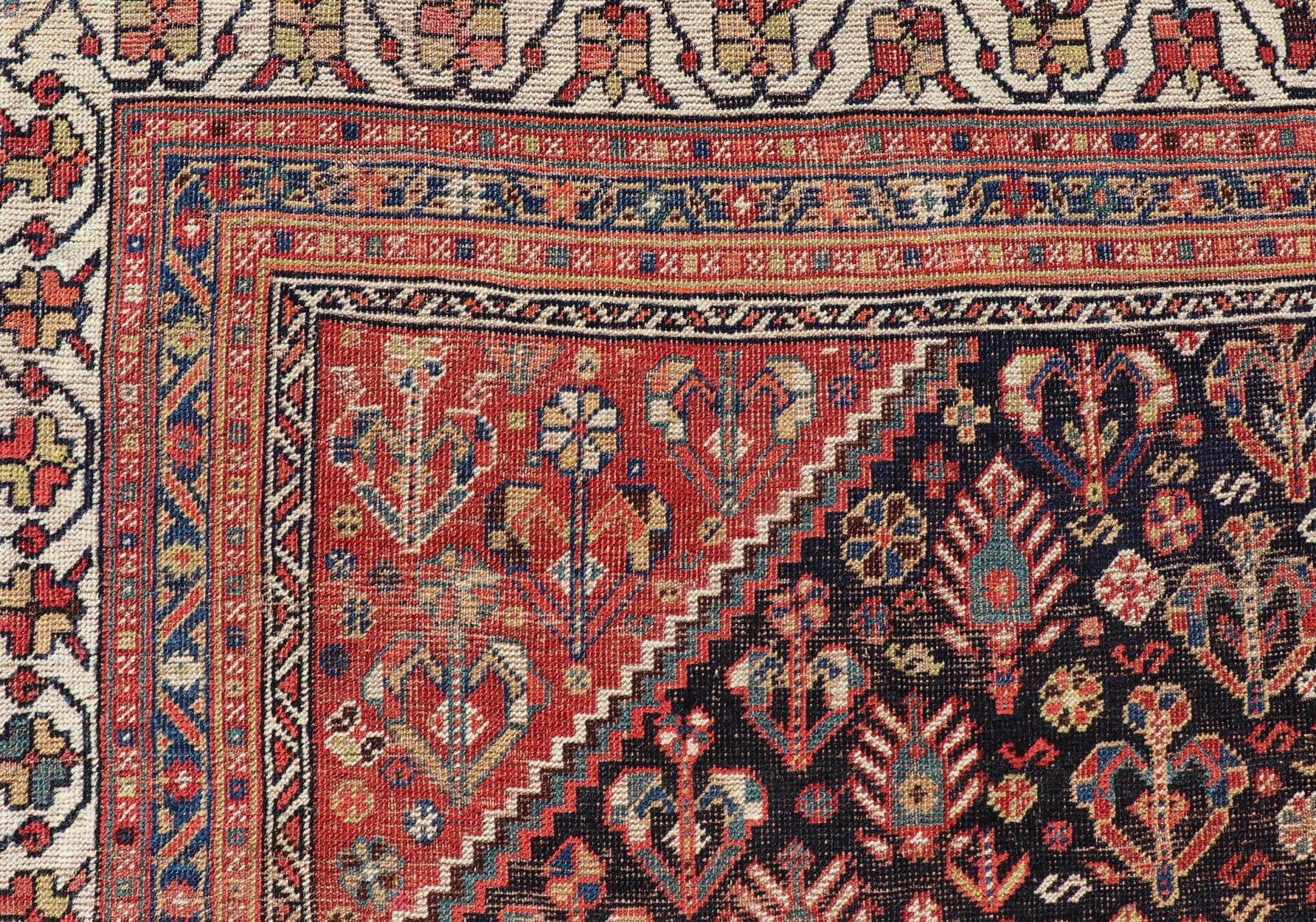 Shiraz persan ancien avec médaillon et design complexe   7'1 X 9'9 en vente 4