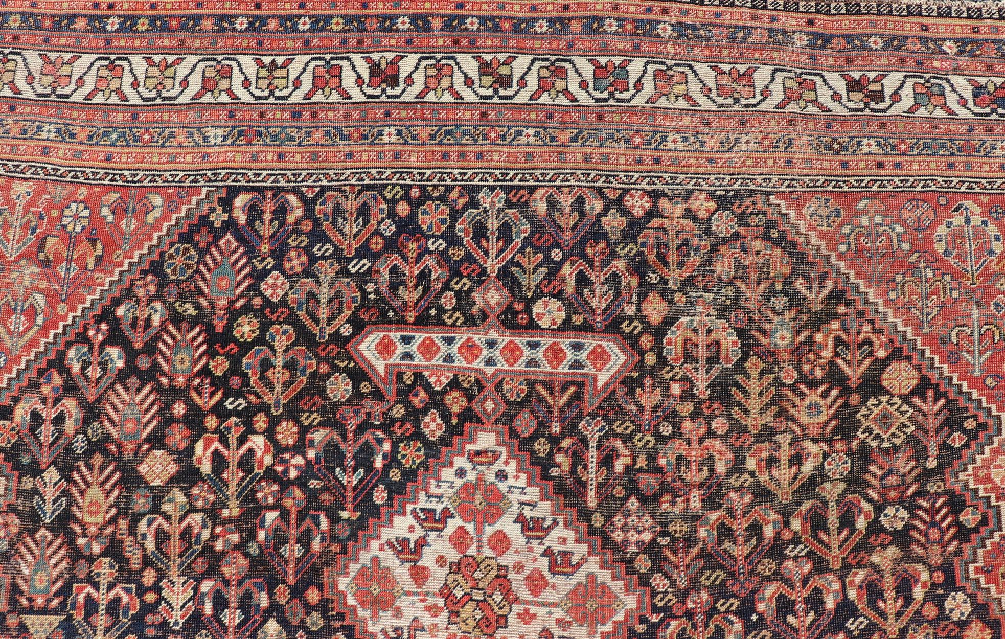 Shiraz persan ancien avec médaillon et design complexe   7'1 X 9'9 en vente 5