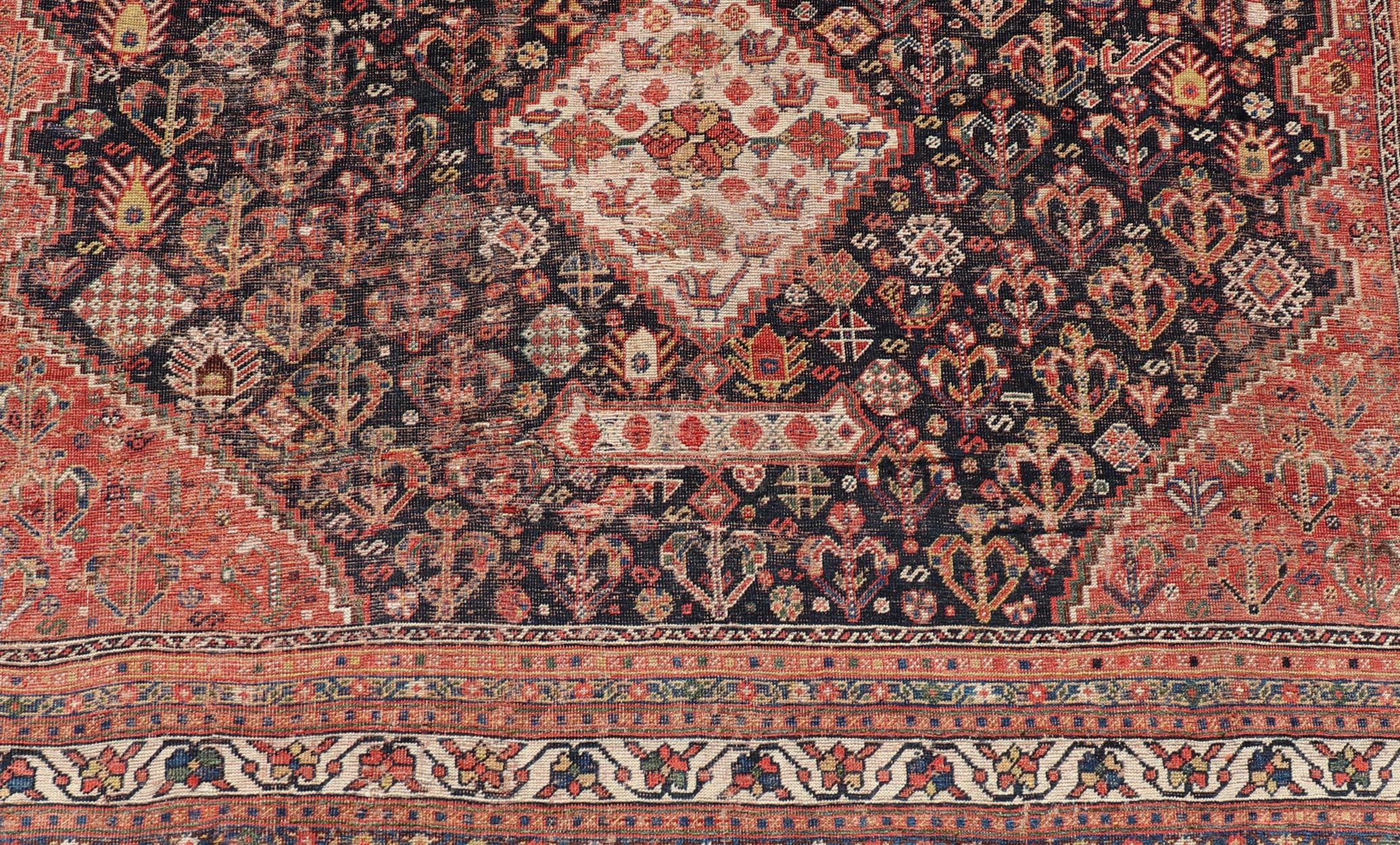 Tribal Shiraz persan ancien avec médaillon et design complexe   7'1 X 9'9 en vente