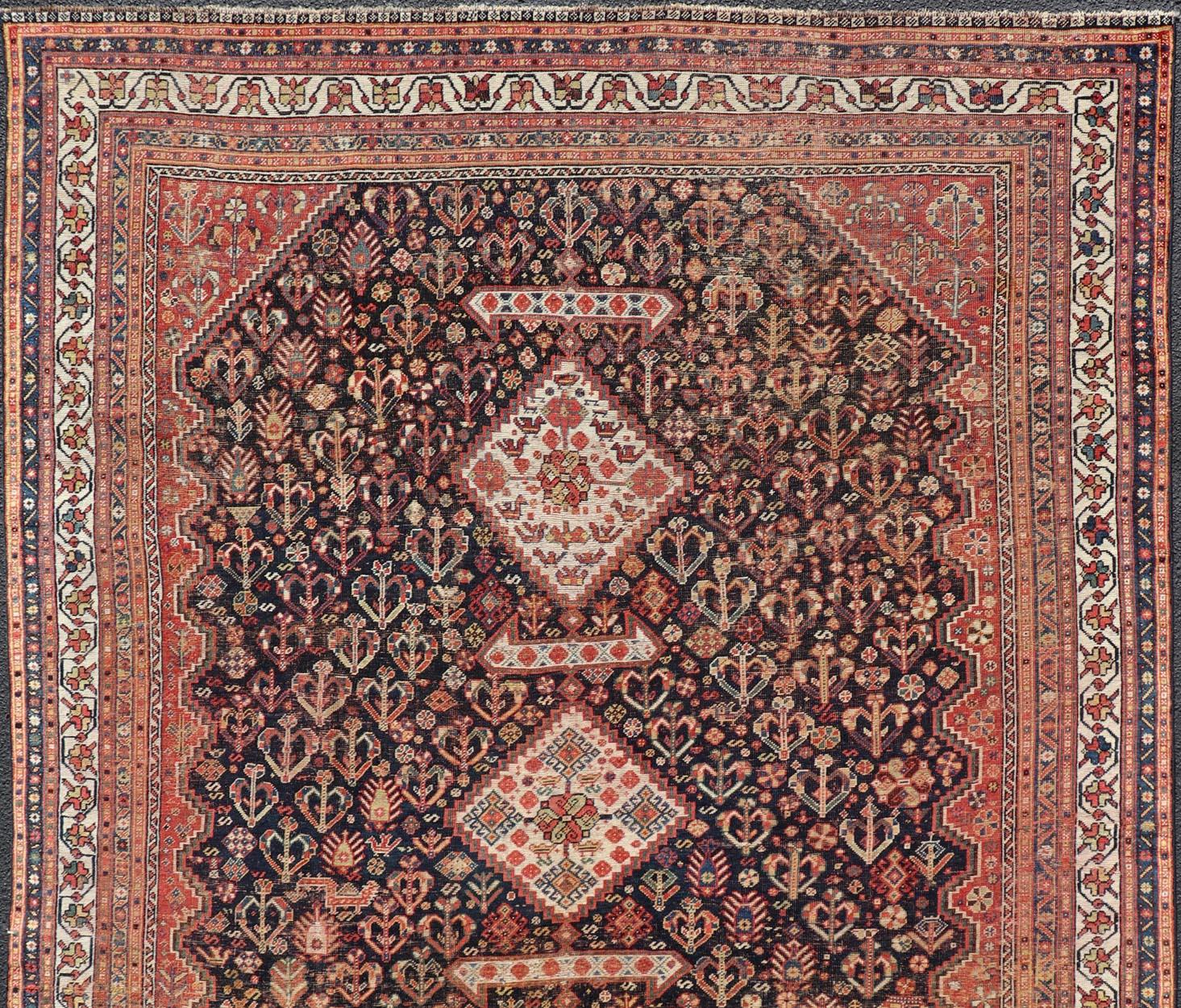 Perse Shiraz persan ancien avec médaillon et design complexe   7'1 X 9'9 en vente