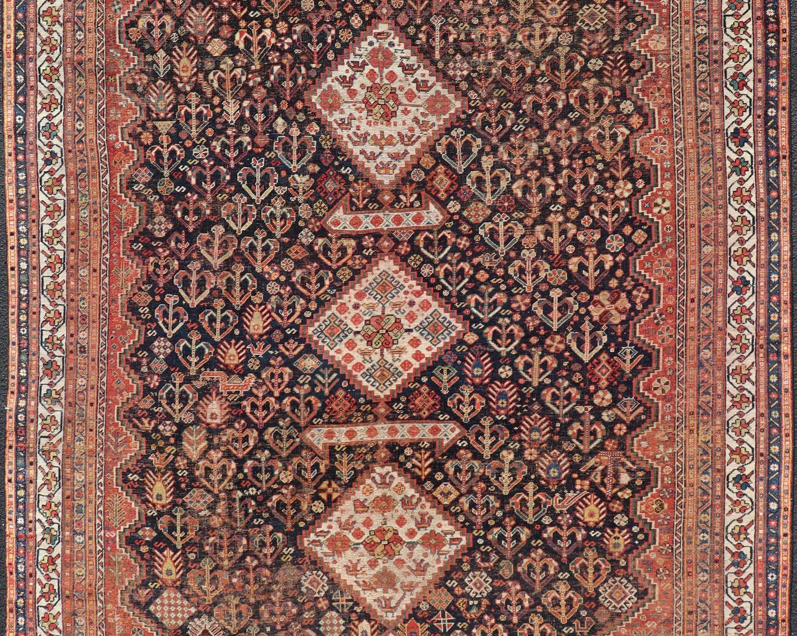 Noué à la main Shiraz persan ancien avec médaillon et design complexe   7'1 X 9'9 en vente