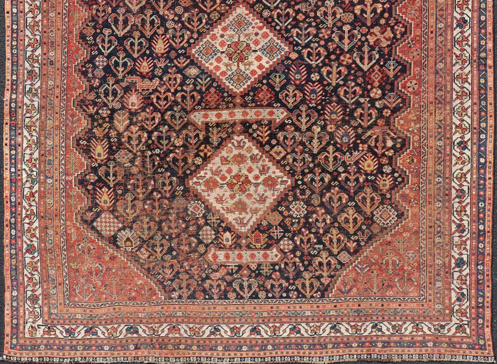 Shiraz persan ancien avec médaillon et design complexe   7'1 X 9'9 Bon état - En vente à Atlanta, GA