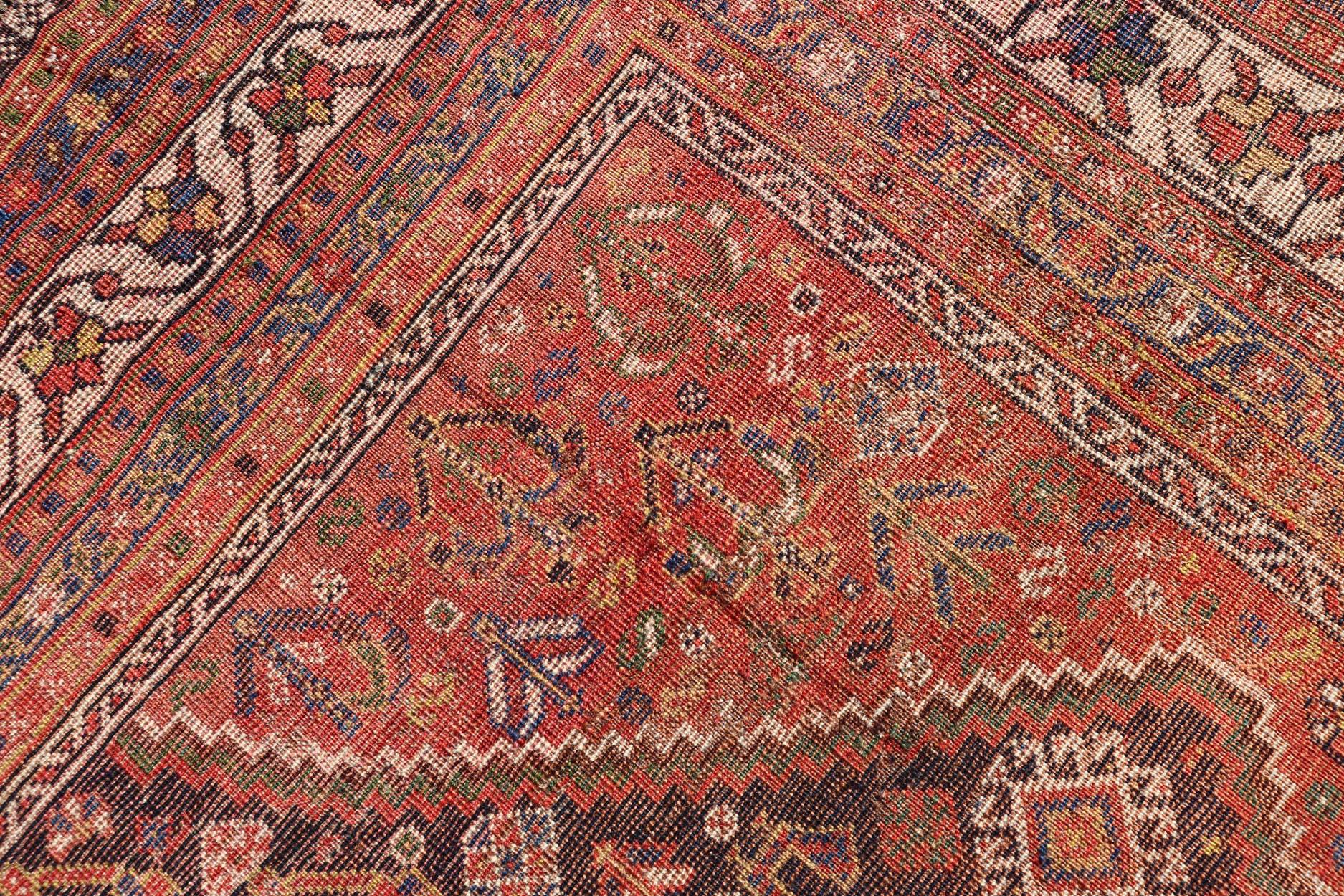 20ième siècle Shiraz persan ancien avec médaillon et design complexe   7'1 X 9'9 en vente