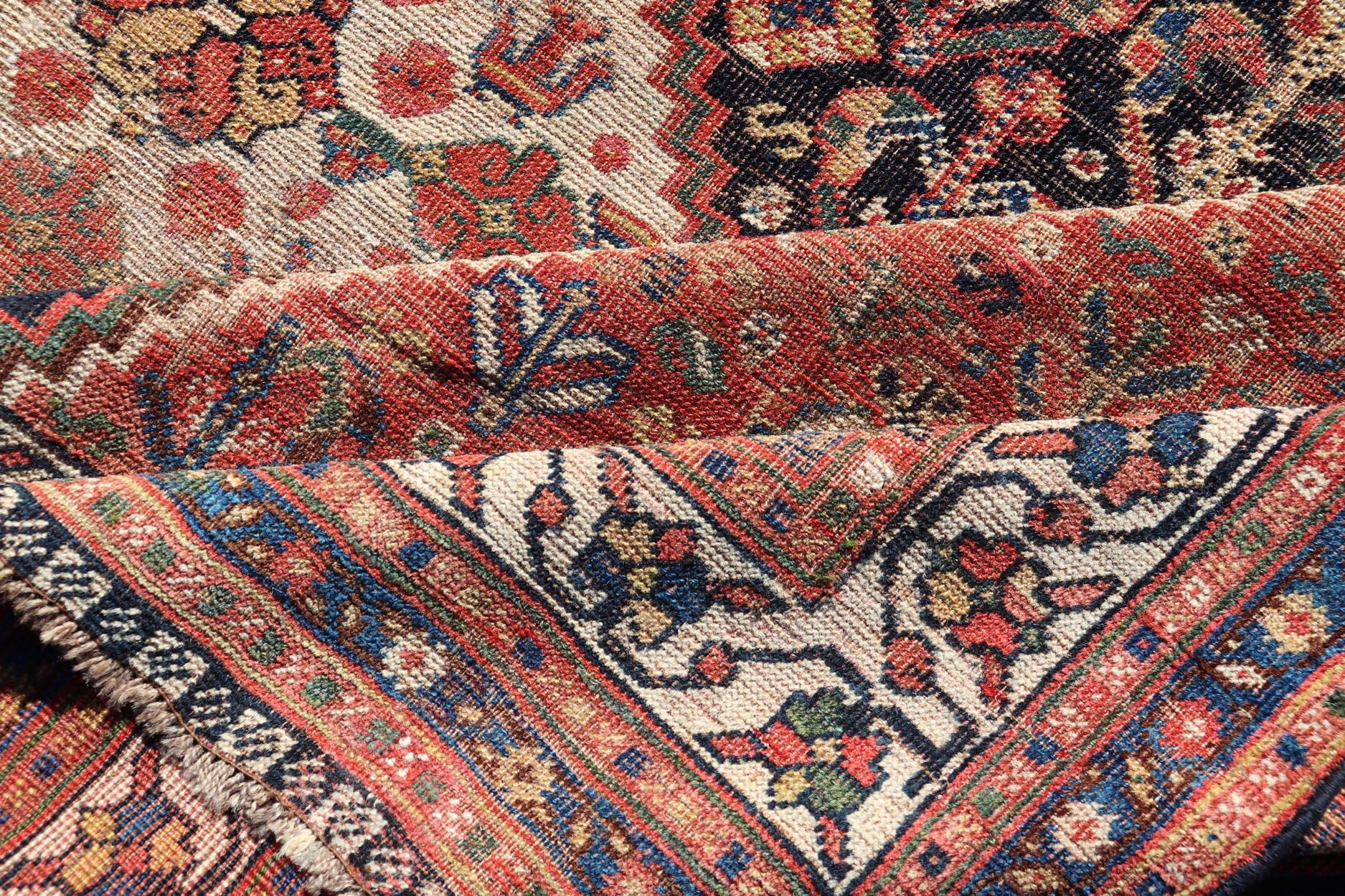 Laine Shiraz persan ancien avec médaillon et design complexe   7'1 X 9'9 en vente
