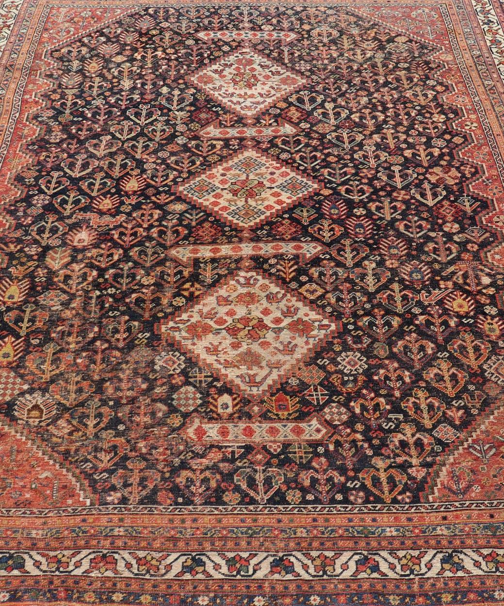 Shiraz persan ancien avec médaillon et design complexe   7'1 X 9'9 en vente 1