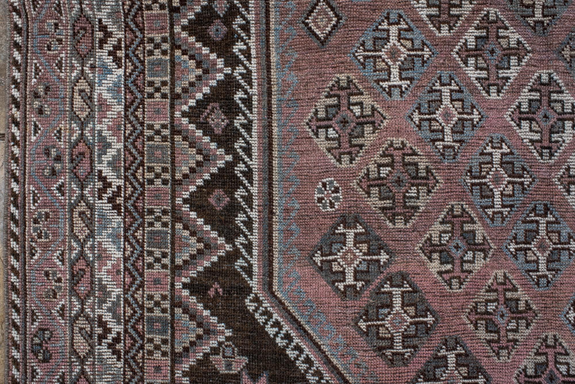 Antiker persischer Shiraz mit Diamantmedaillon und Stammesmotiven im Zustand „Gut“ im Angebot in New York, NY