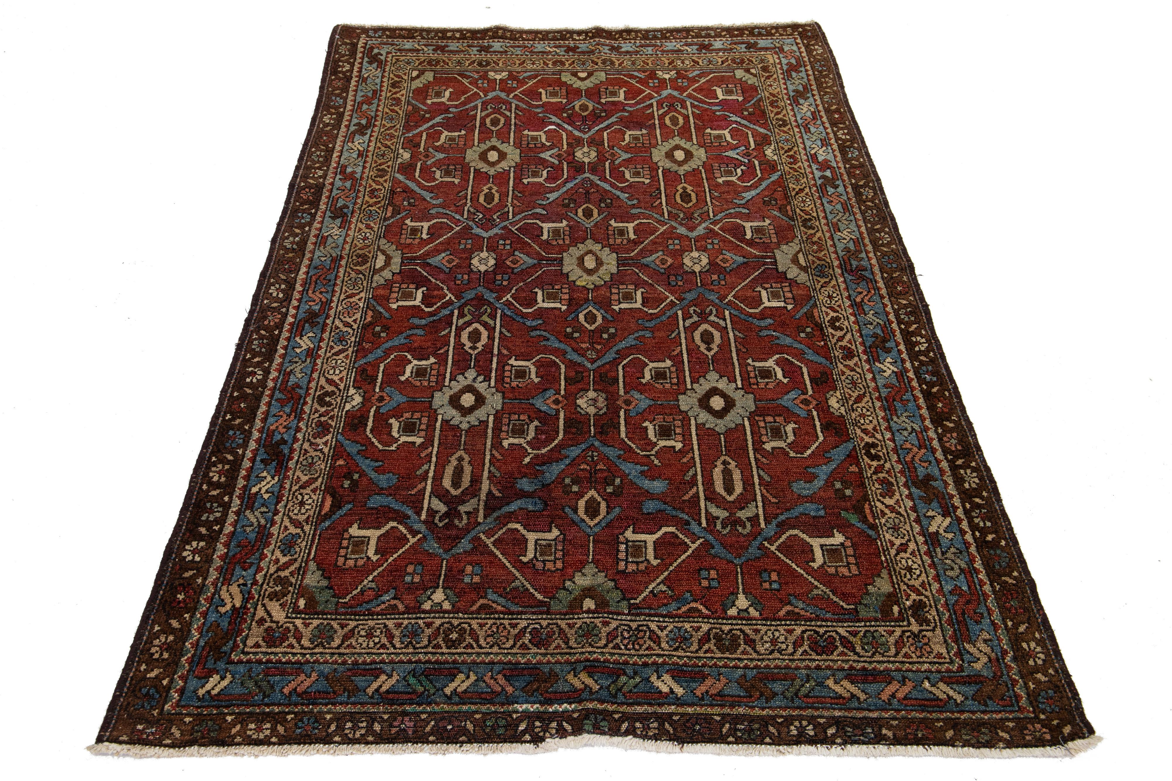 Dieser Wollteppich, entworfen von Persian Shirvan, zeigt ein Stammesmuster mit beigen, blauen und braunen Akzenten auf rotem Grund. 

Dieser Teppich misst 4'1