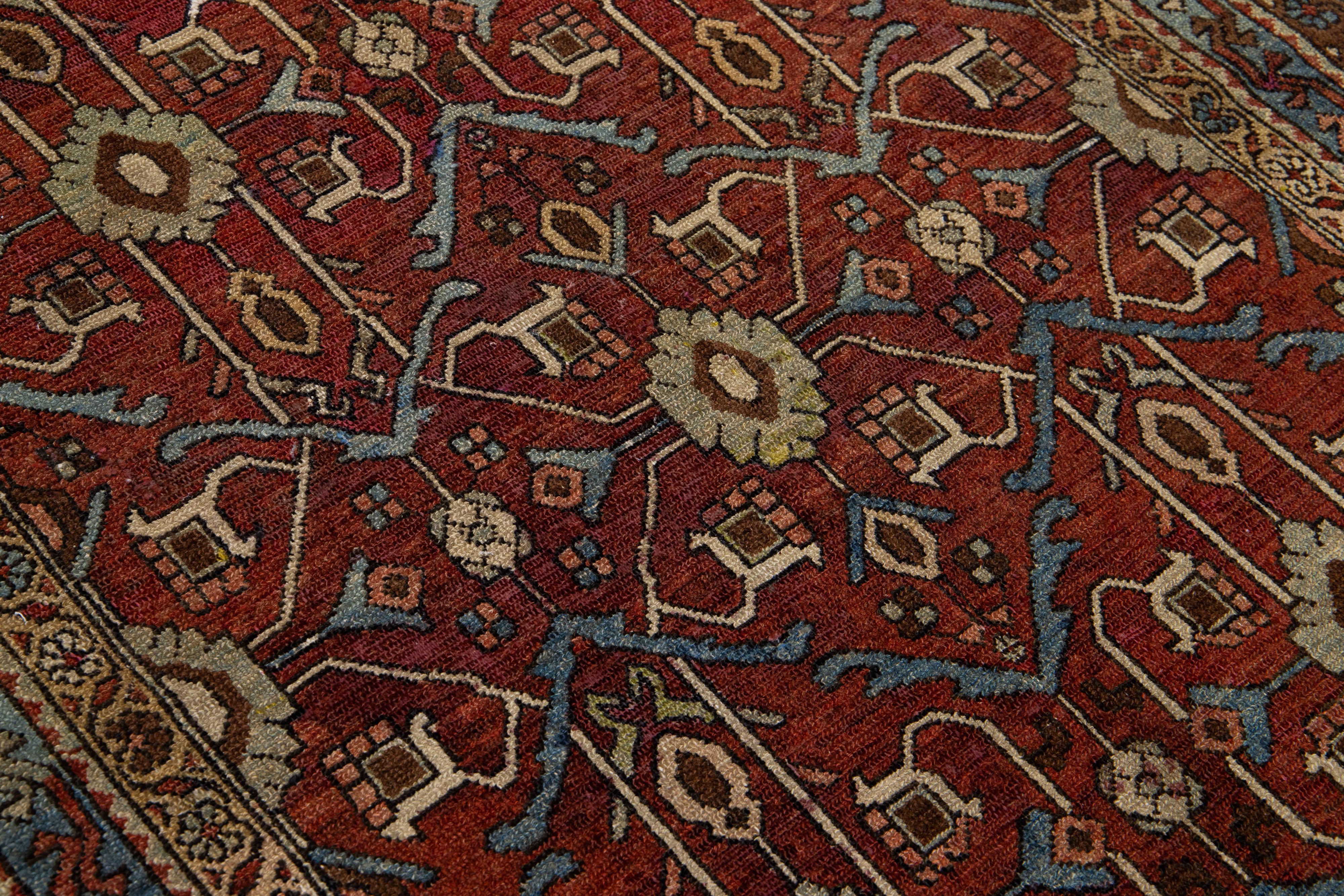 Antiker persischer Shirvan-Roter Wollteppich aus Shirvan mit geometrischem Design (20. Jahrhundert) im Angebot