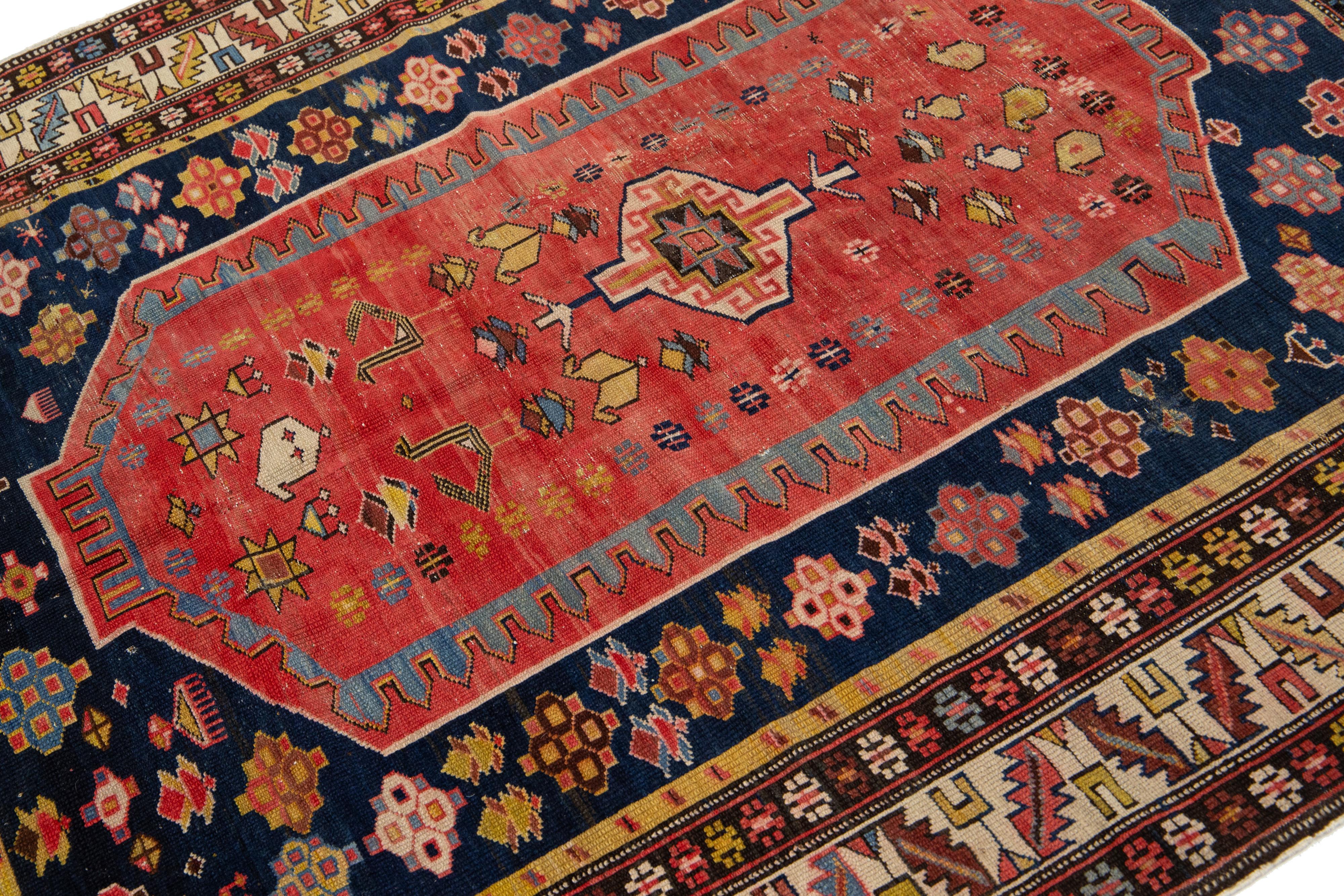 Antiker persischer Shirvan-Roter Wollteppich aus Shirvan mit Stammesmuster (Persisch) im Angebot