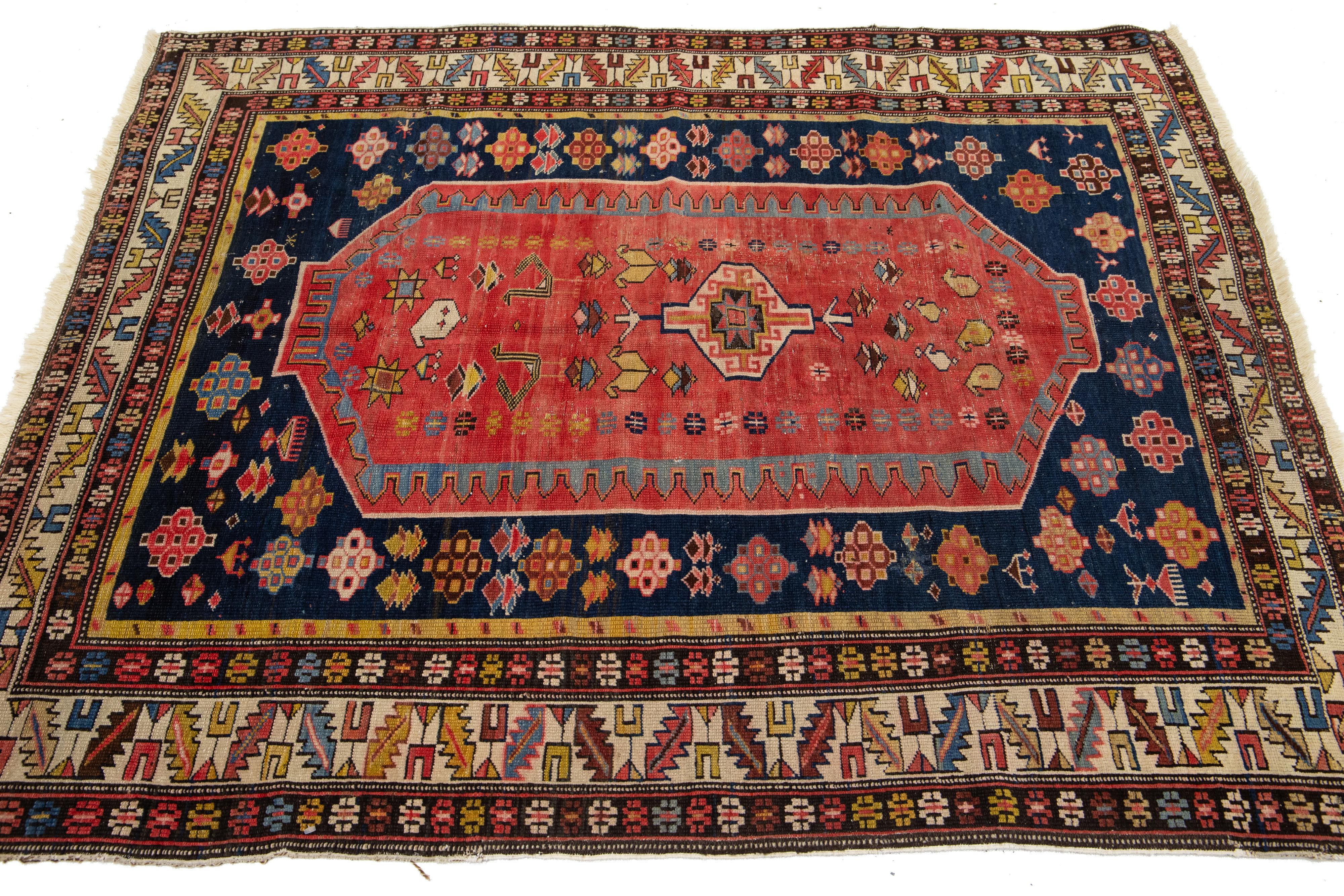Antiker persischer Shirvan-Roter Wollteppich aus Shirvan mit Stammesmuster (Handgeknüpft) im Angebot