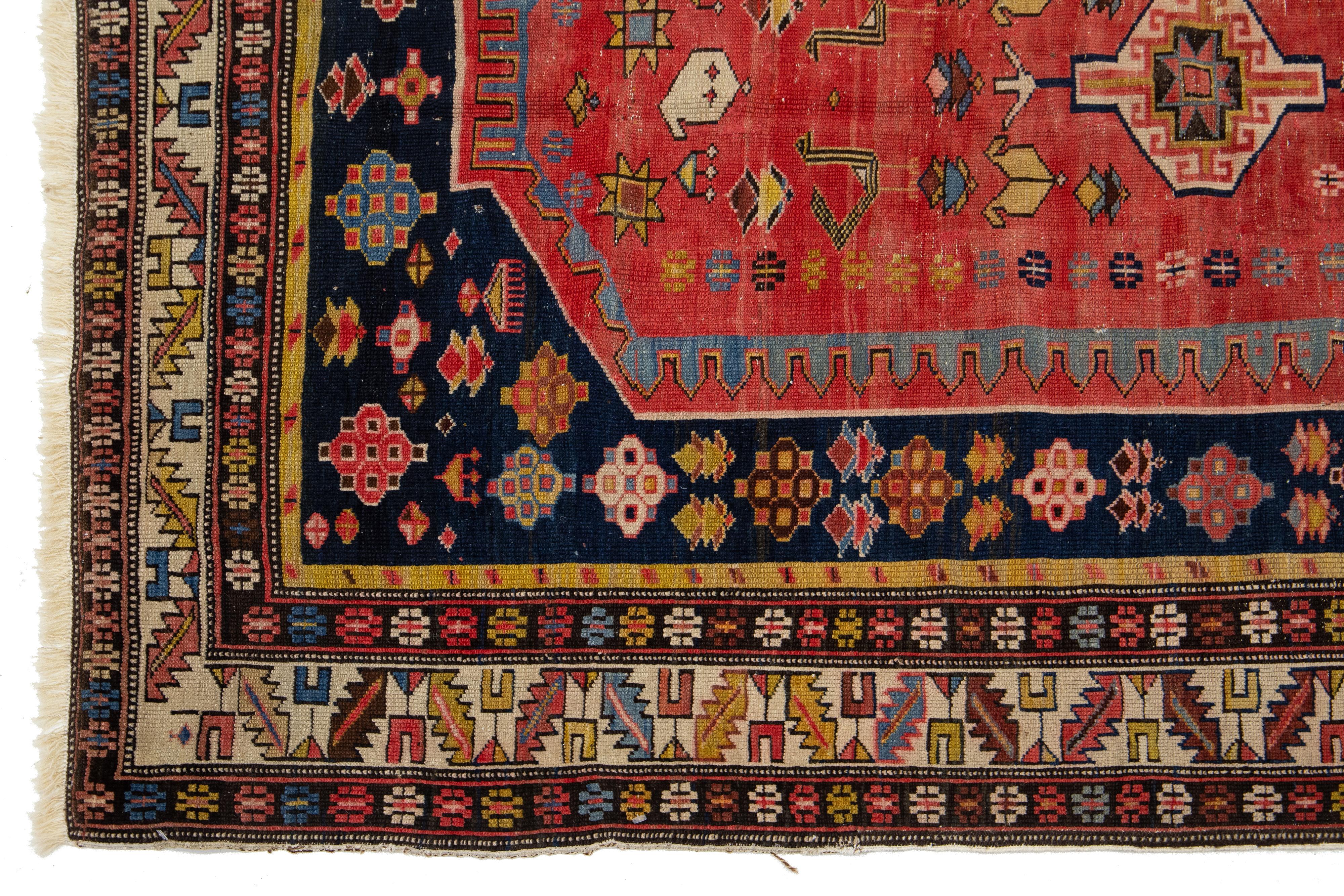 Antiker persischer Shirvan-Roter Wollteppich aus Shirvan mit Stammesmuster im Zustand „Gut“ im Angebot in Norwalk, CT