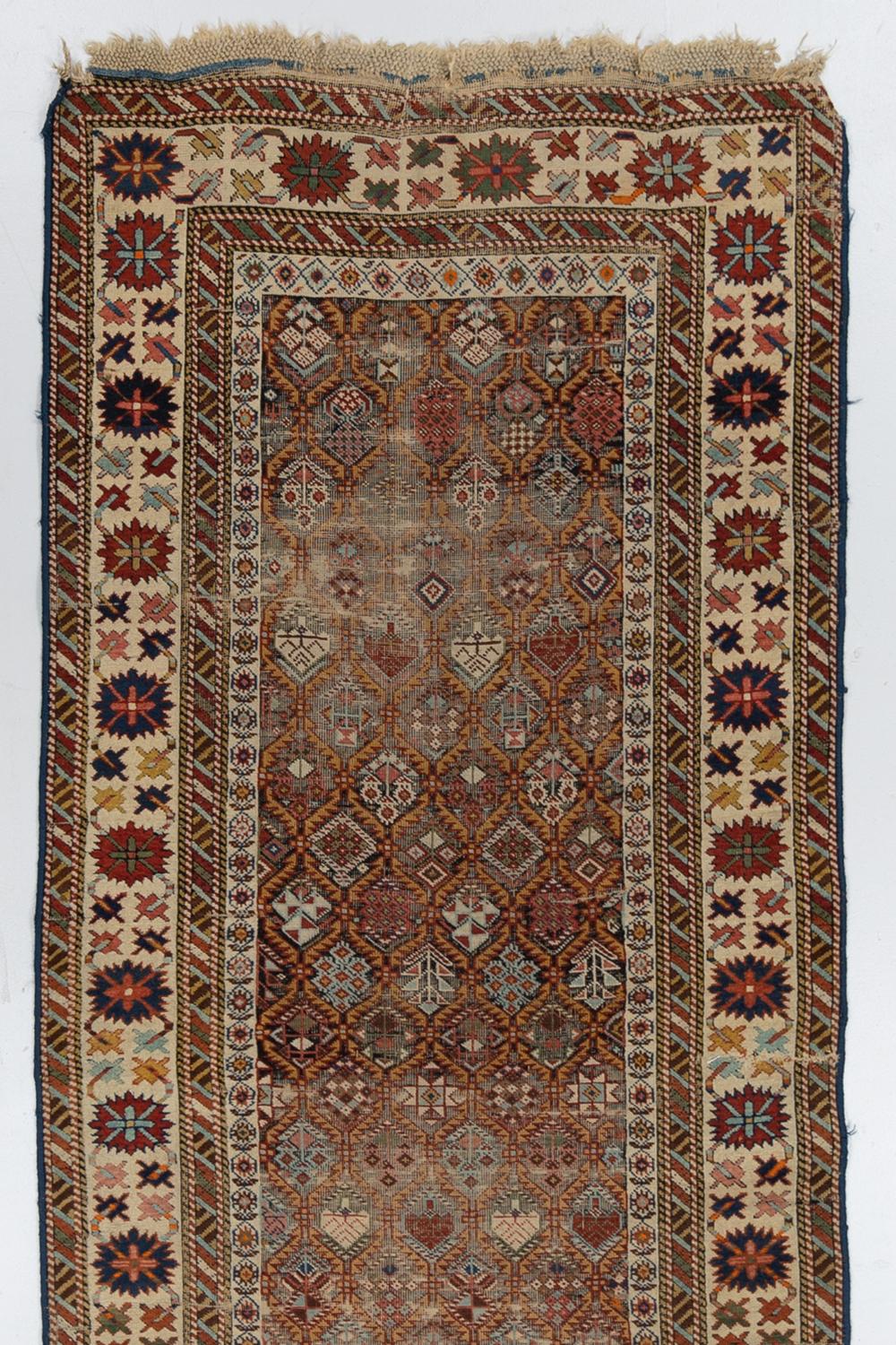 Tissé à la main Tapis de couloir persan ancien Shirvan en vente