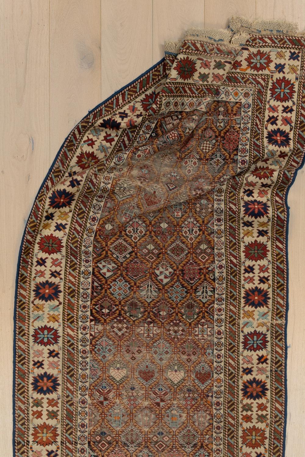 Tapis de couloir persan ancien Shirvan Bon état - En vente à West Palm Beach, FL