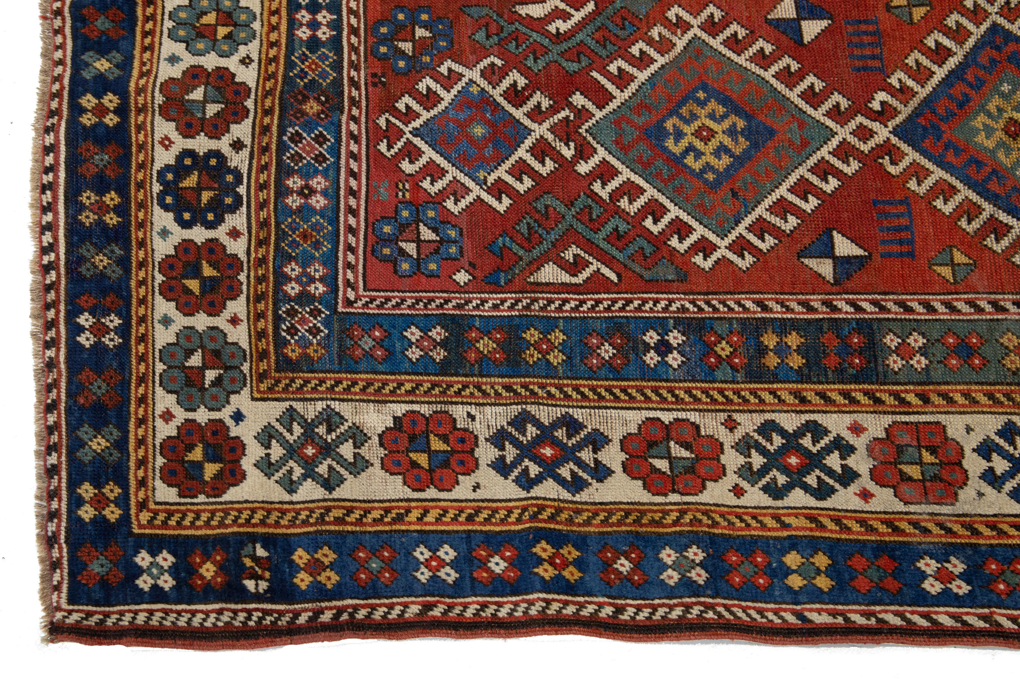 Antiker persischer Shirvan-Teppich aus rostfarbener Wolle mit Stammesmuster (Handgeknüpft) im Angebot