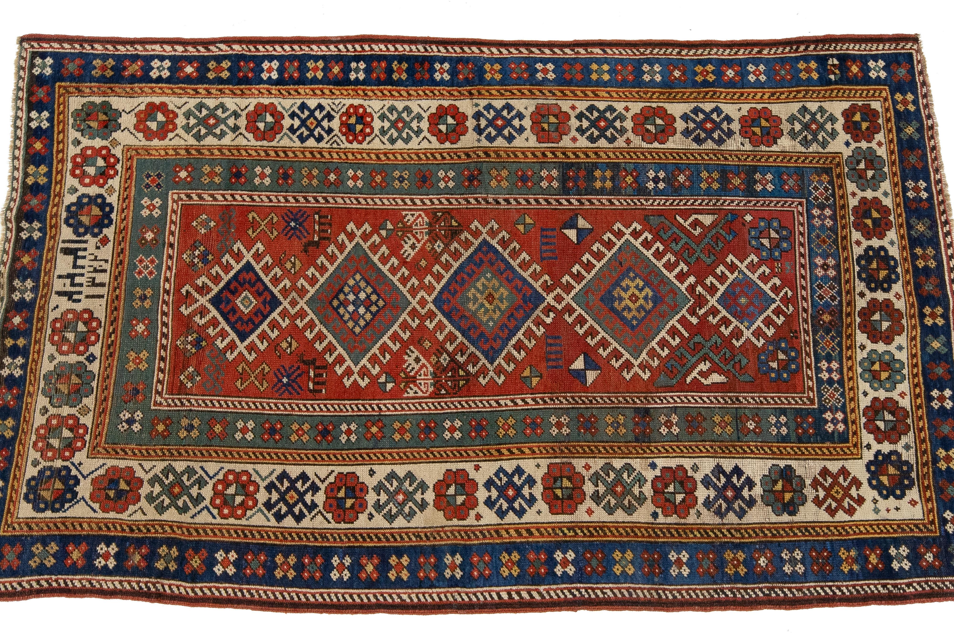 Antiker persischer Shirvan-Teppich aus rostfarbener Wolle mit Stammesmuster im Zustand „Gut“ im Angebot in Norwalk, CT