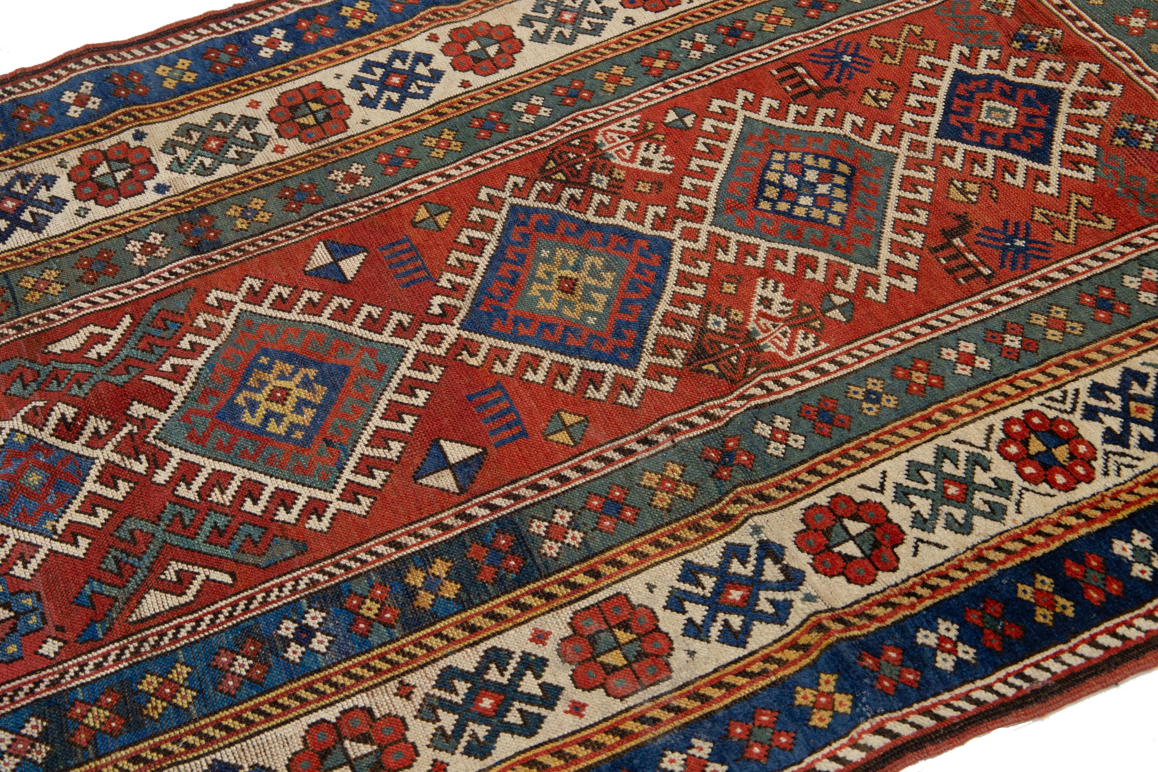 Antiker persischer Shirvan-Teppich aus rostfarbener Wolle mit Stammesmuster (20. Jahrhundert) im Angebot