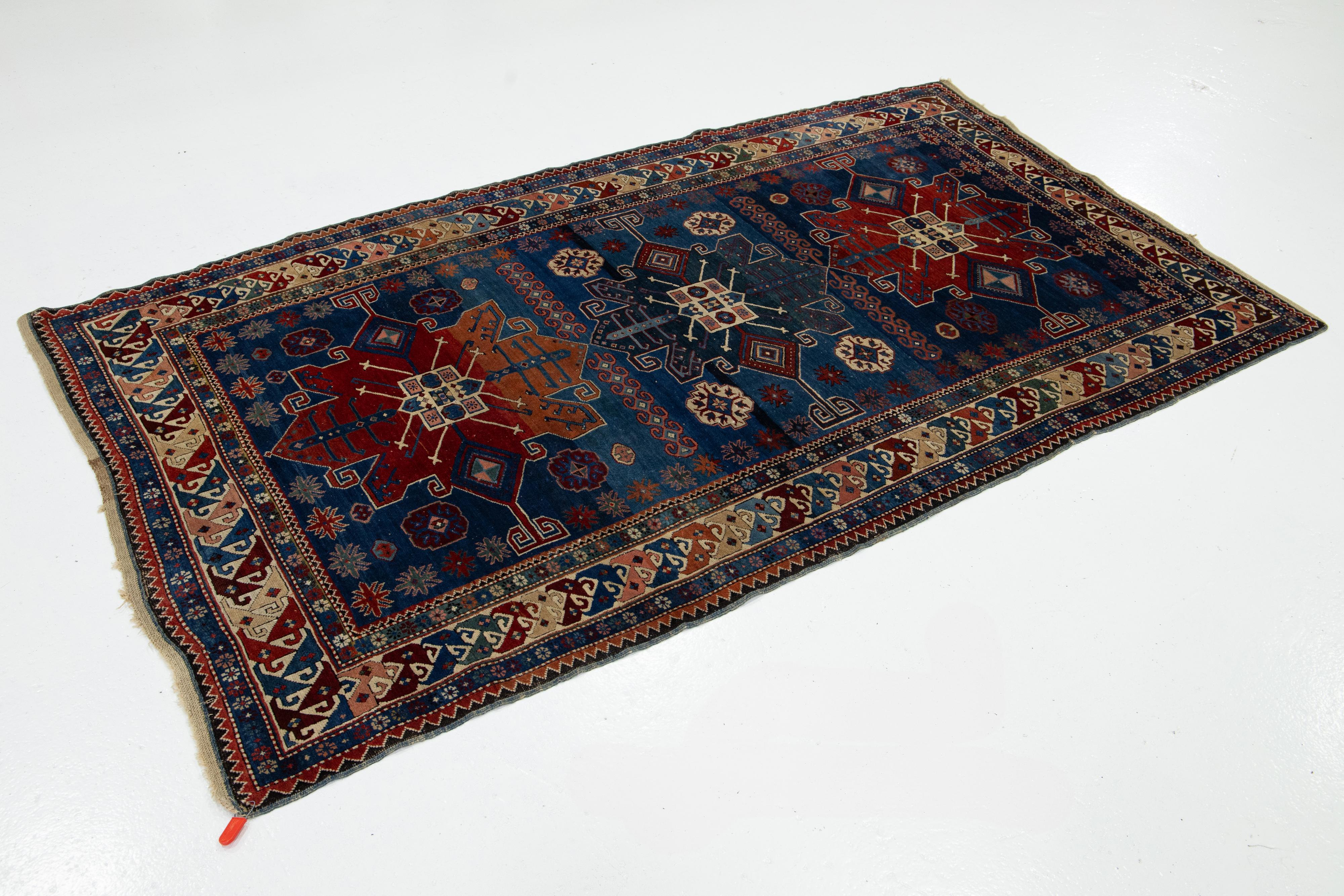 Antiker persischer Shirvan-Wollteppich in Blau, handgefertigt in Blau mit geometrischem Design (Islamisch) im Angebot