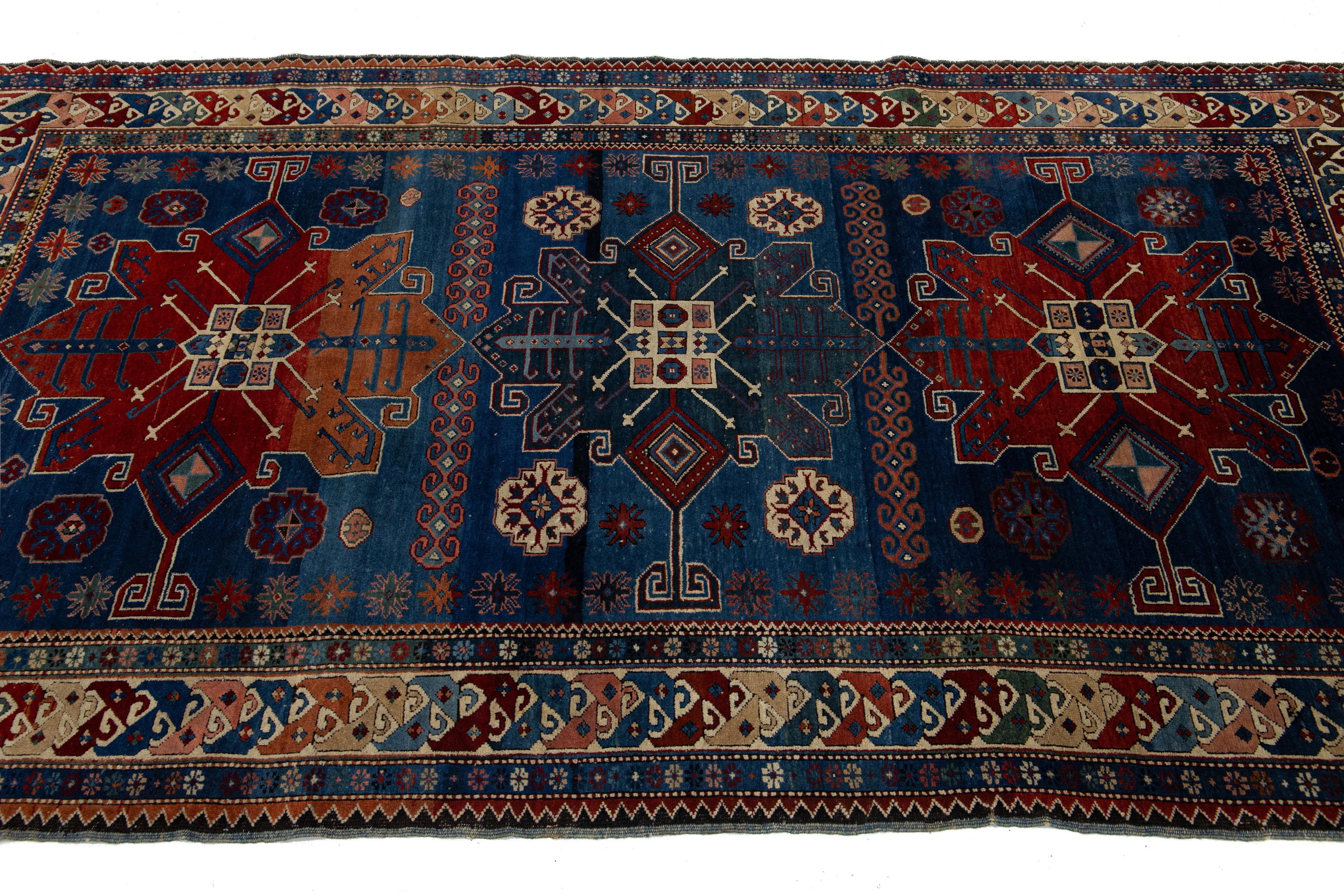 Antiker persischer Shirvan-Wollteppich in Blau, handgefertigt in Blau mit geometrischem Design (Handgeknüpft) im Angebot