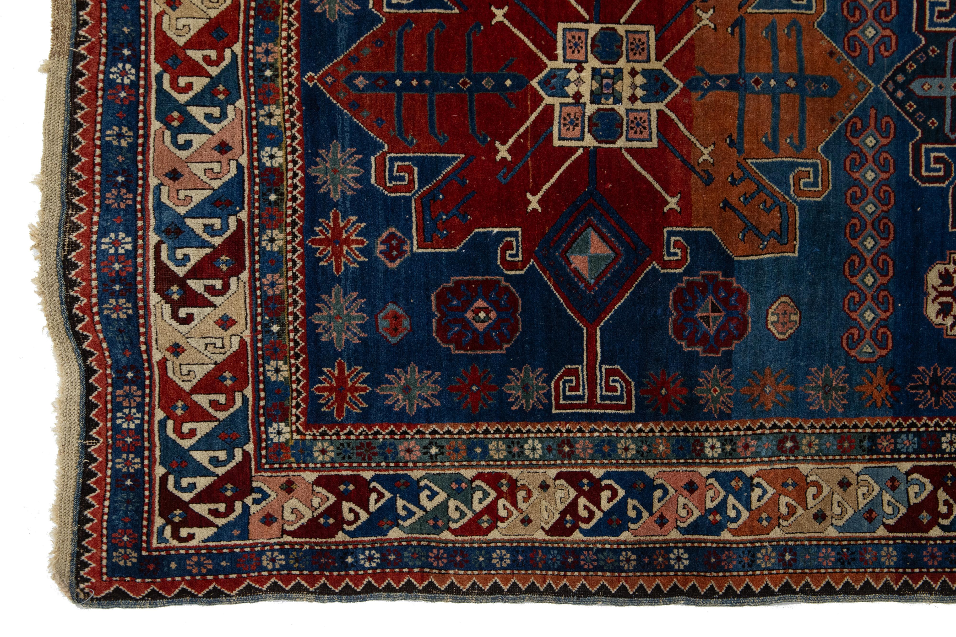 Antiker persischer Shirvan-Wollteppich in Blau, handgefertigt in Blau mit geometrischem Design im Zustand „Hervorragend“ im Angebot in Norwalk, CT