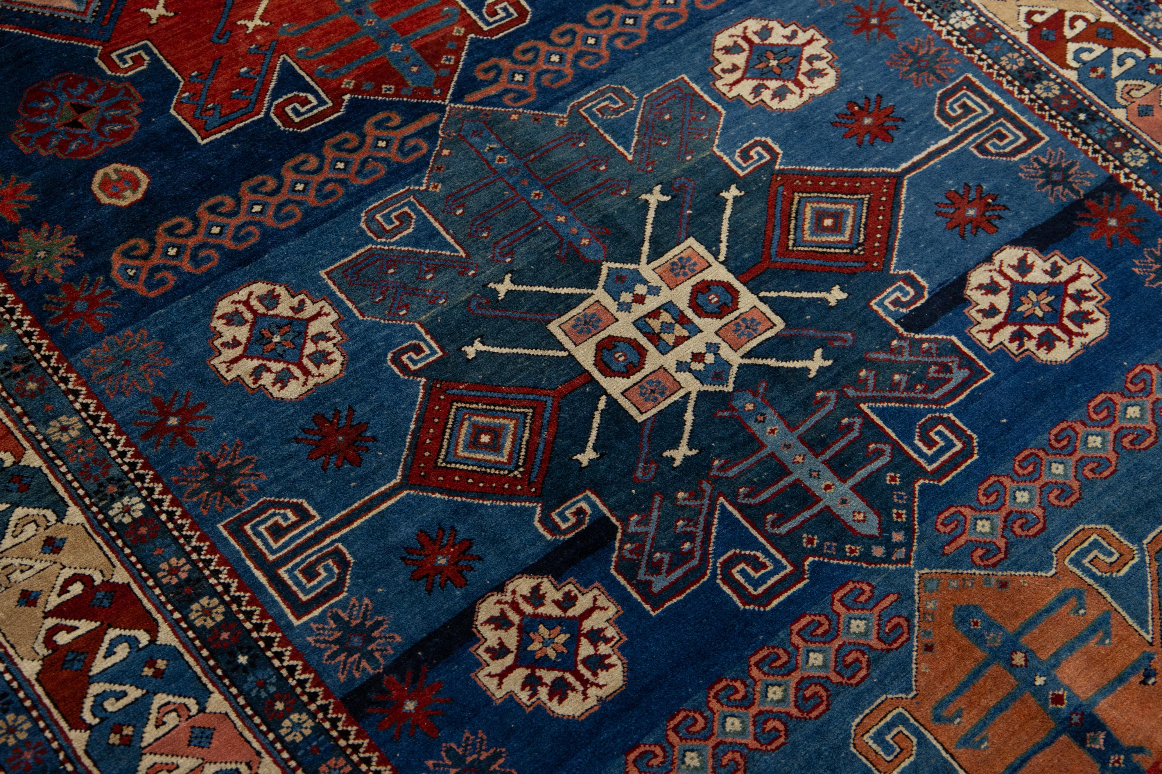 Antiker persischer Shirvan-Wollteppich in Blau, handgefertigt in Blau mit geometrischem Design (20. Jahrhundert) im Angebot