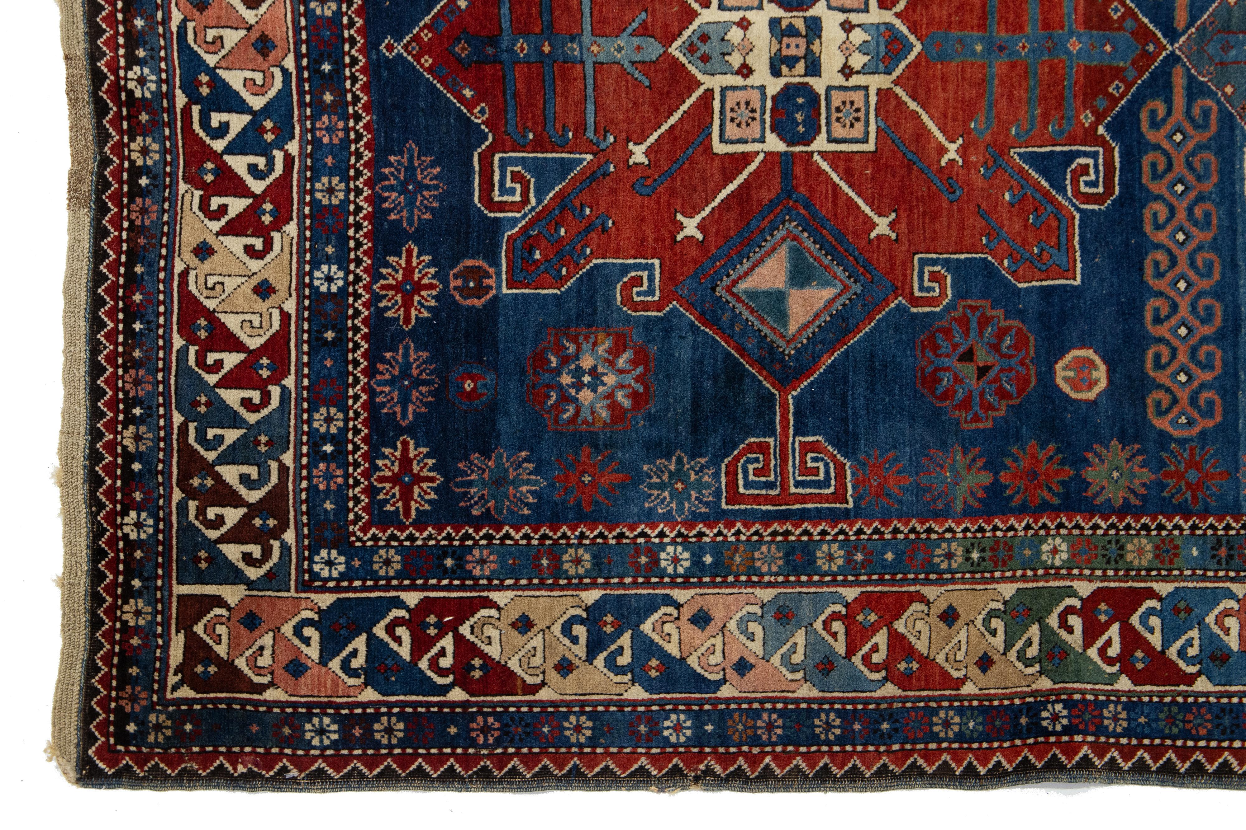 Antiker persischer Shirvan-Wollteppich in Blau, handgefertigt in Blau mit geometrischem Design (Wolle) im Angebot