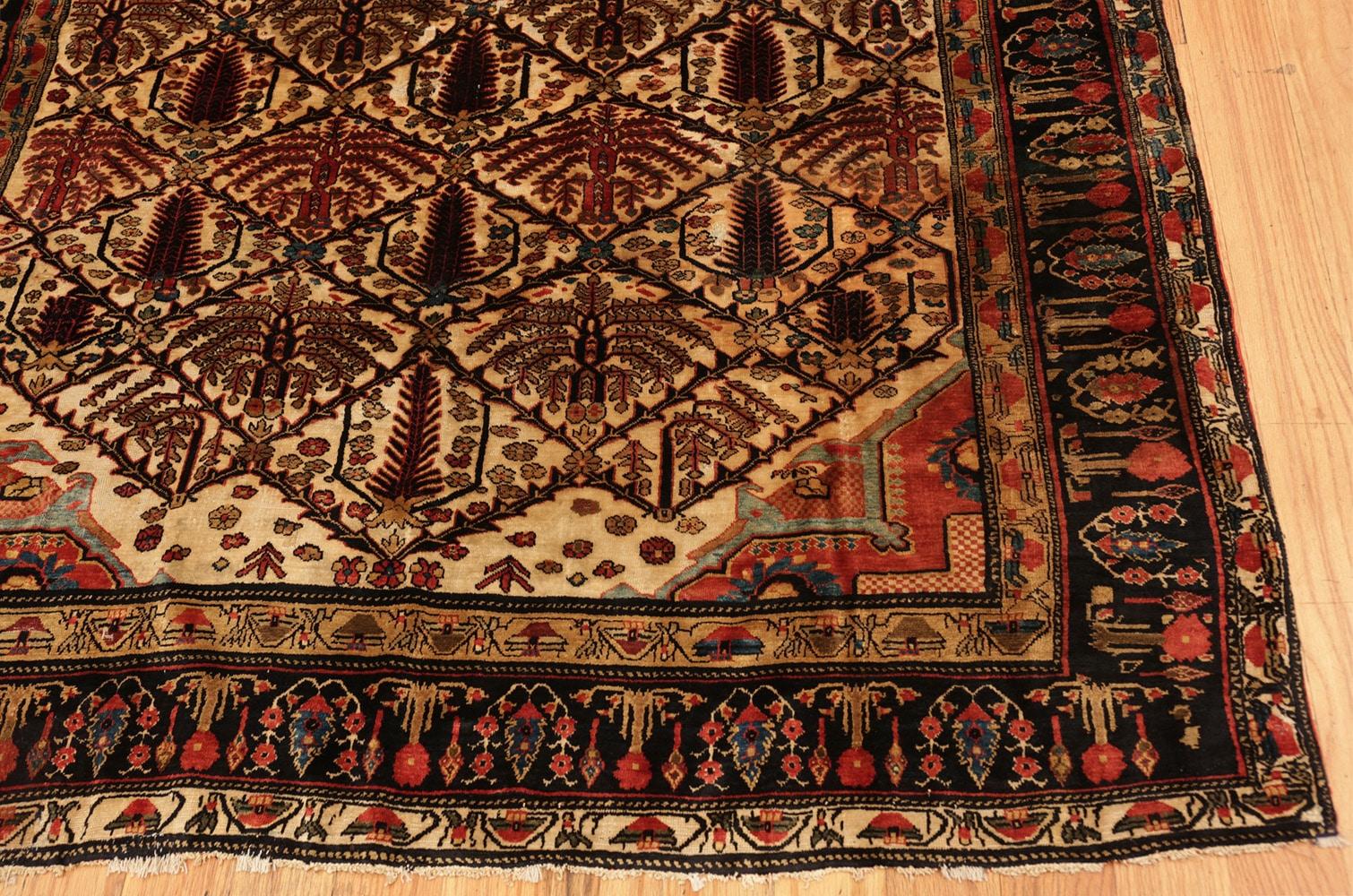 Heriz Serapi Antique Persian Silk Heriz Carpet. 4 ft 8 in x 6 ft For Sale